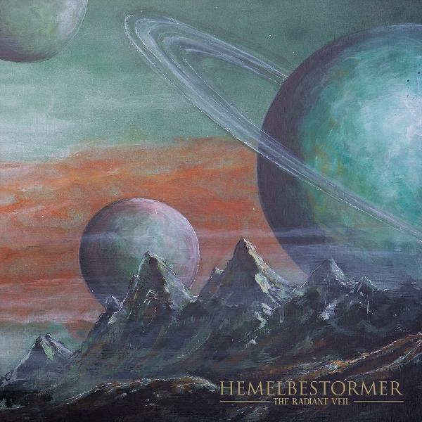 Planeten und Berge in einer fremden Landschaft. Grüner und orangefarbener Himmel. Der Text 'HEMELBESTORMER - THE RADIANT VEIL' ist sichtbar.