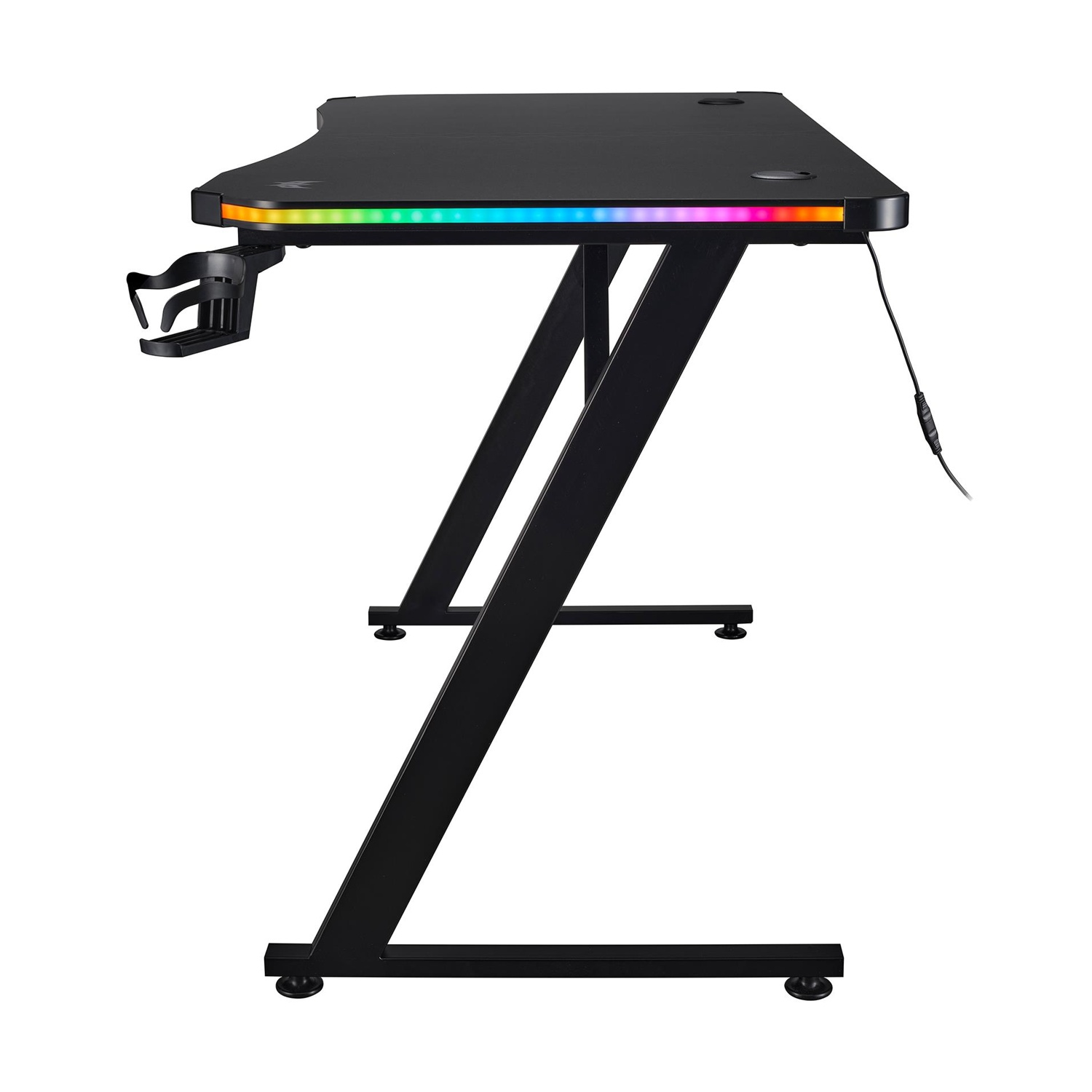 Scrivania da gaming nera con gambe a Z. Ha un portabicchieri, illuminazione RGB sul bordo e fori per cavi.