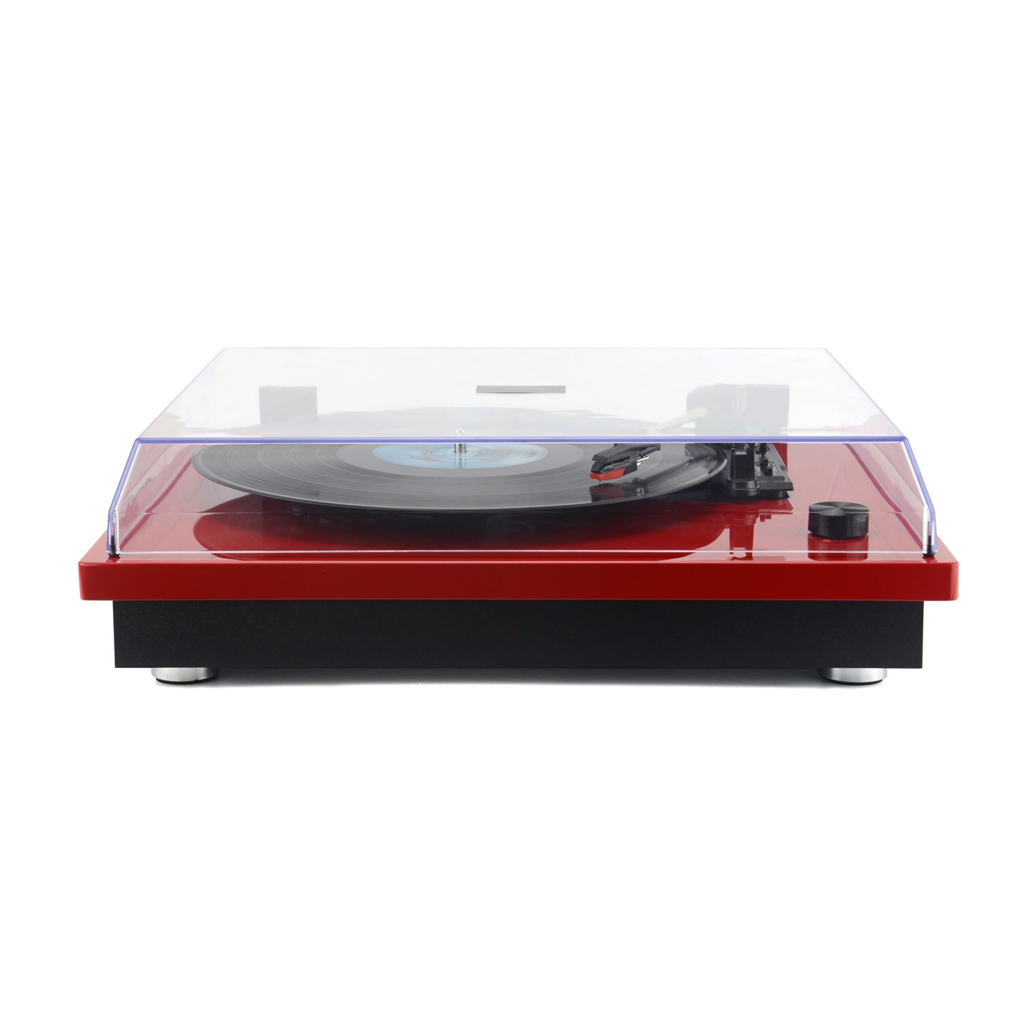 Un giradischi rosso e nero con una copertura trasparente. Un disco in vinile nero è sul giradischi. Lo sfondo è bianco.
