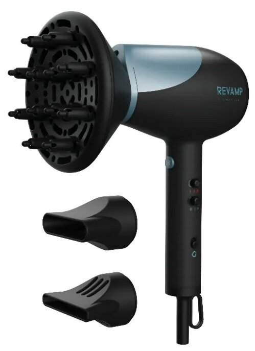 Czarna suszarka do włosów z dyfuzorem i dwiema dyszami. Ma niebieskie akcenty i markę REVAMP.