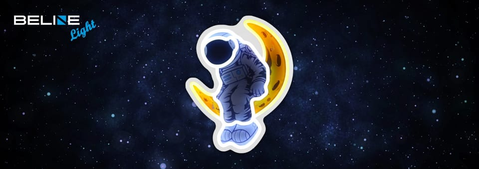 Astronaut na księżycu w przestrzeni kosmicznej. Gwiazdy i mgławica w tle. Logo firmy w lewym górnym rogu.