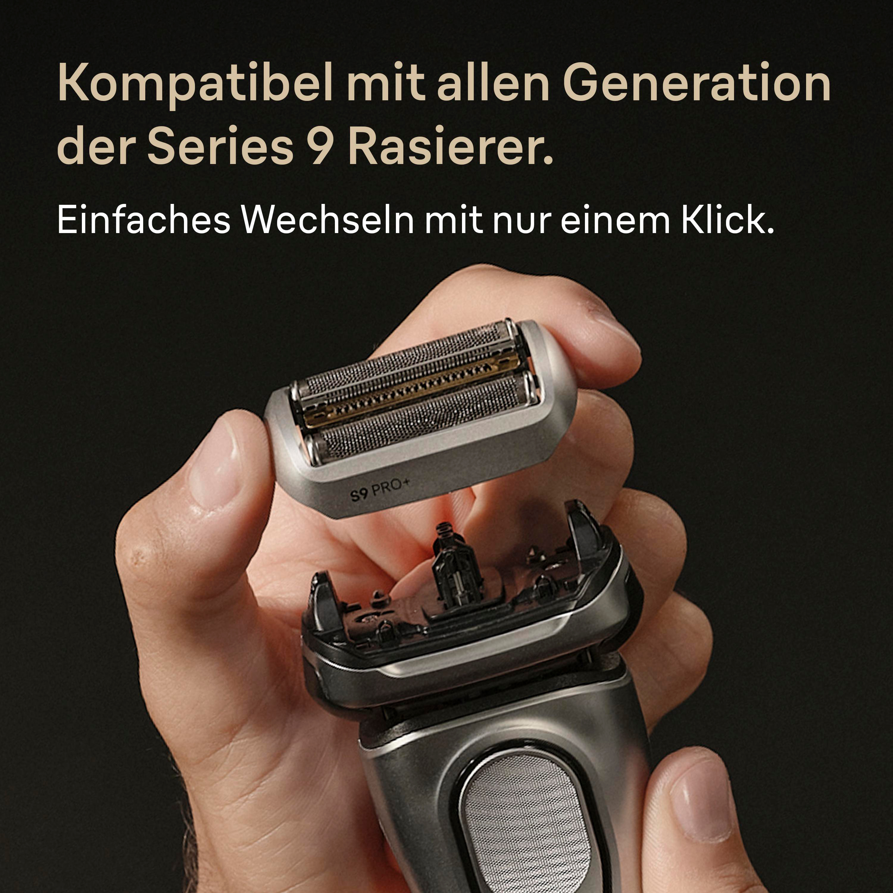 Eine Hand hält einen Rasiererkopf über dem Rasiererkörper. Der Kopf ist silberfarben mit einem Netz. Dunkler Hintergrund, Text.