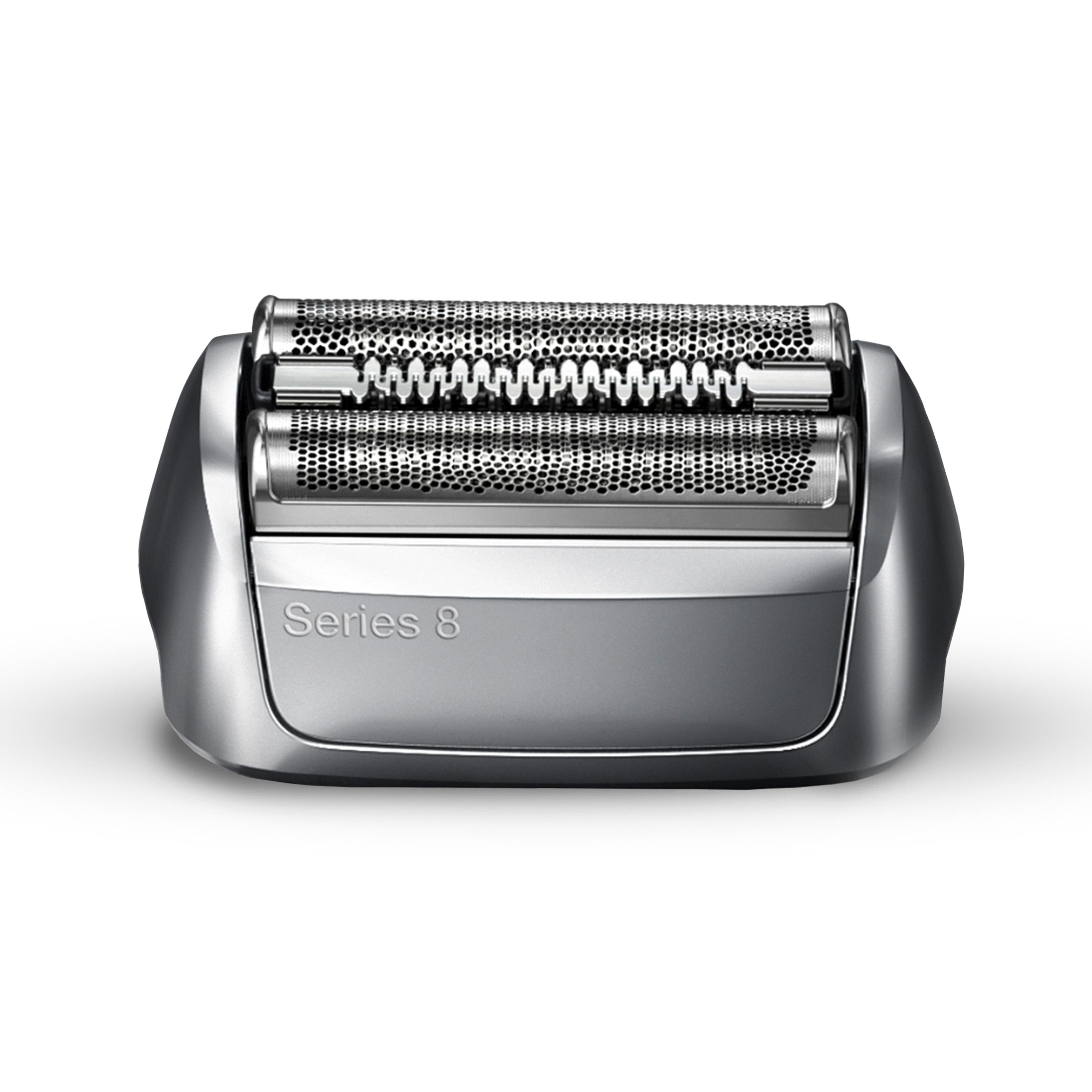 Silberner Braun Series 8 Rasiererkopf vor weißem Hintergrund. Hat zwei perforierte Klingen und den Markennamen.