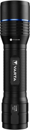Fekete Varta zseblámpa. Kék gyűrűvel, fókuszszabályozással és USB Type C porttal rendelkezik. A Varta logó látható.