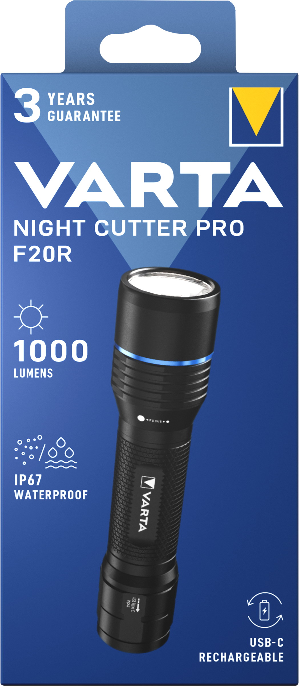 Egy Varta Night Cutter Pro F20R zseblámpa kék háttér előtt. Fekete, kék díszítéssel, 1000 lumen fényerővel.