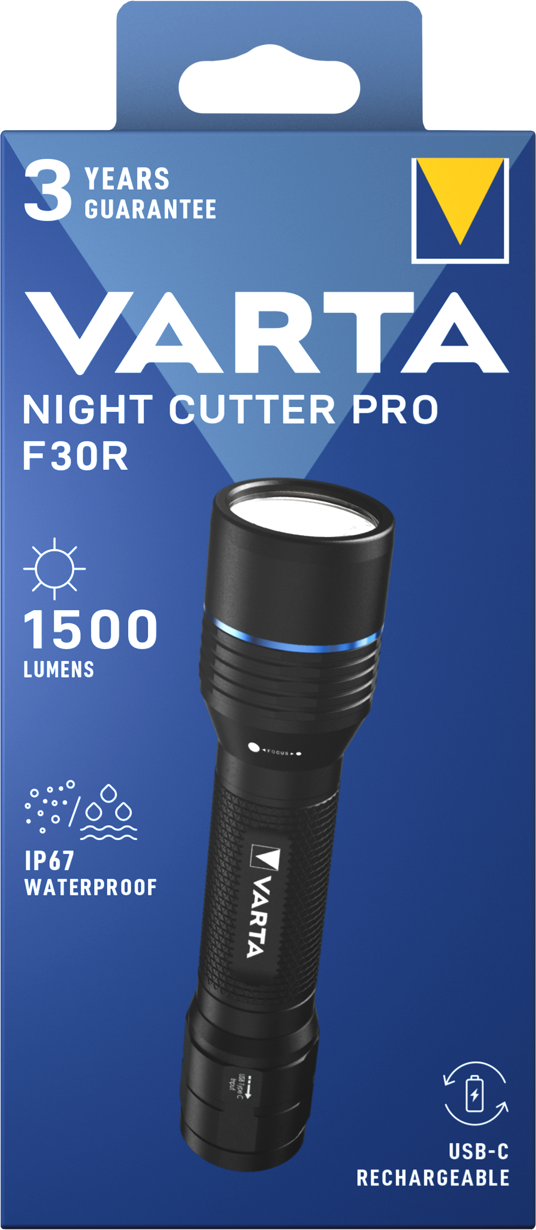 Egy Varta Night Cutter Pro F30R zseblámpa, fekete kék díszítéssel, 1500 lumen, vízálló, USB-C újratölthető, 3 év garancia.