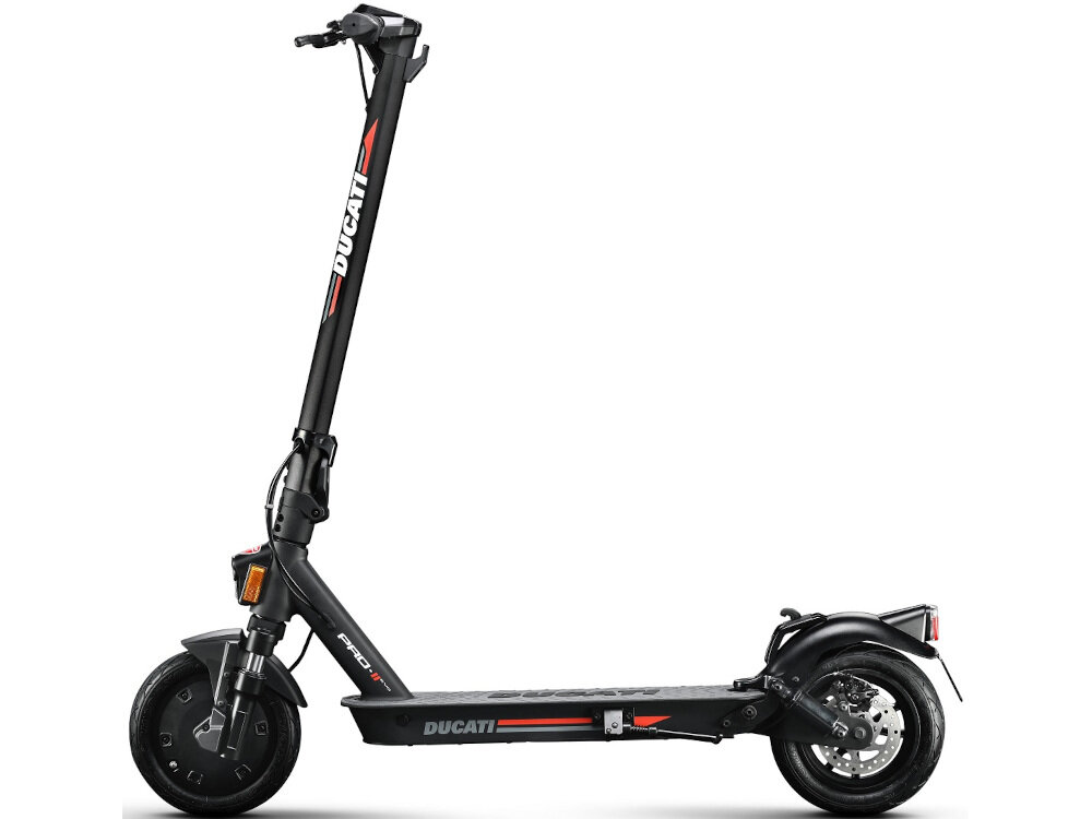 Czarny skuter elektryczny Ducati. Ma wysoki uchwyt, platformę na stopy i dwa koła na białym tle.