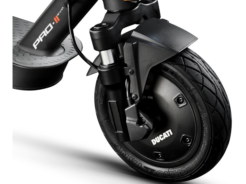 Zbliżenie czarnej hulajnogi elektrycznej Ducati Pro-II Evo. Przednie koło jest widoczne, z logo Ducati na piaście.