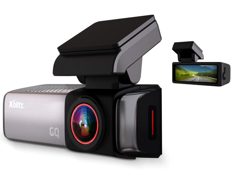 Czarna i srebrna kamera samochodowa z obiektywem z czerwonym pierścieniem. Mały ekran wyświetla drogę. Kamera ma ekran i górny wizjer.