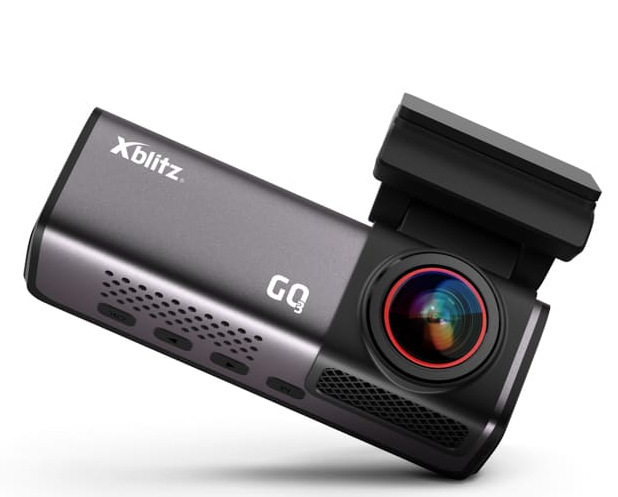 Szara kamera samochodowa z nazwą Xblitz i GQ3, czarnym obiektywem i mocowaniem. Jest na białym tle.