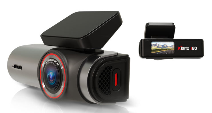 Kamera samochodowa, srebrno-czarna, z ekranem pokazującym drogę. Kamera jest oznaczona jako "Xblitz GO".