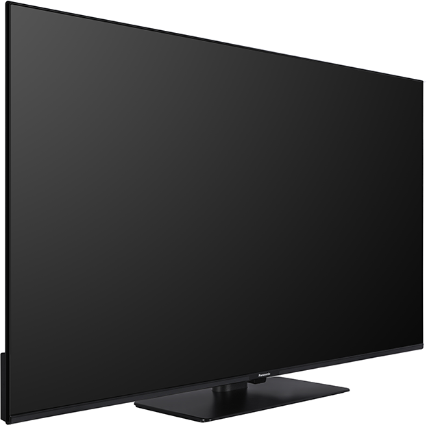 Egy nagy, fekete Panasonic televízió jobbra döntve. Széles képernyője, állványa és fekete kerete van.
