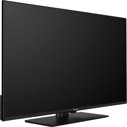 Egy fekete Panasonic TV jobbra dől. Nagy, sötét képernyője van, és fekete állványon áll.