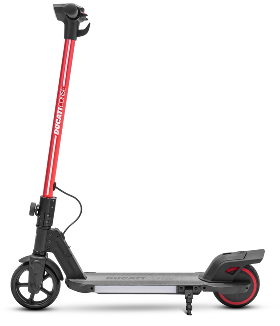 Egy piros és fekete Ducati Corse elektromos roller. Fehér a háttér. A roller piros szárral és fekete testtel rendelkezik.