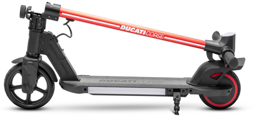 Egy fekete-piros Ducati Corse elektromos roller fehér háttér előtt. A roller piros szárral és fehér csíkokkal rendelkezik.