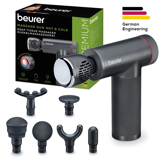 Eine schwarze Beurer-Massagepistole mit Aufsätzen. Auf der Box steht der Produktname. German Engineering. Mehrere Massageköpfe sind abgebildet.