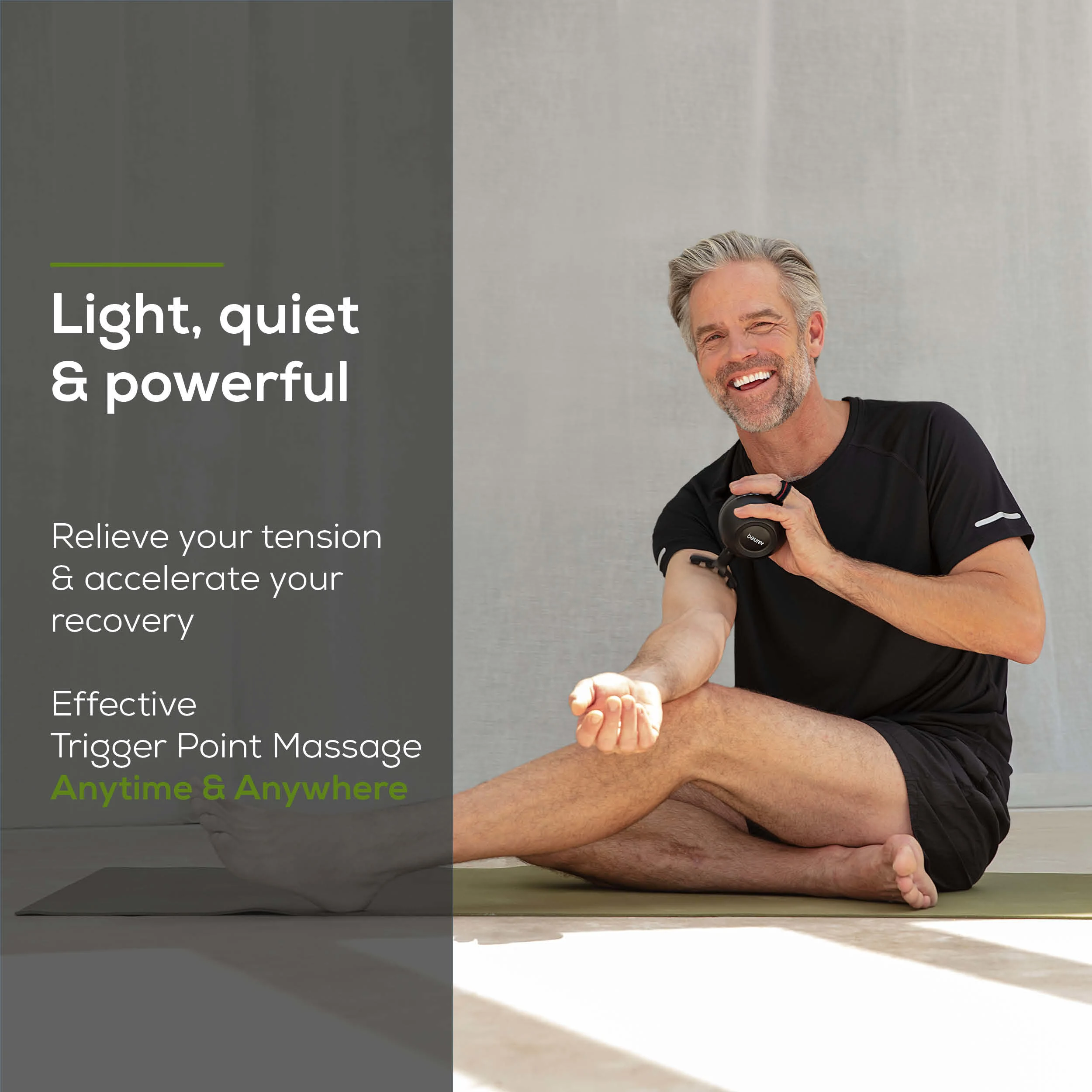 Lächelnder Mann, der ein Massagegerät an seinem Arm benutzt. Text: 'Leicht, leise & kraftvoll', mit Produktinformationen.