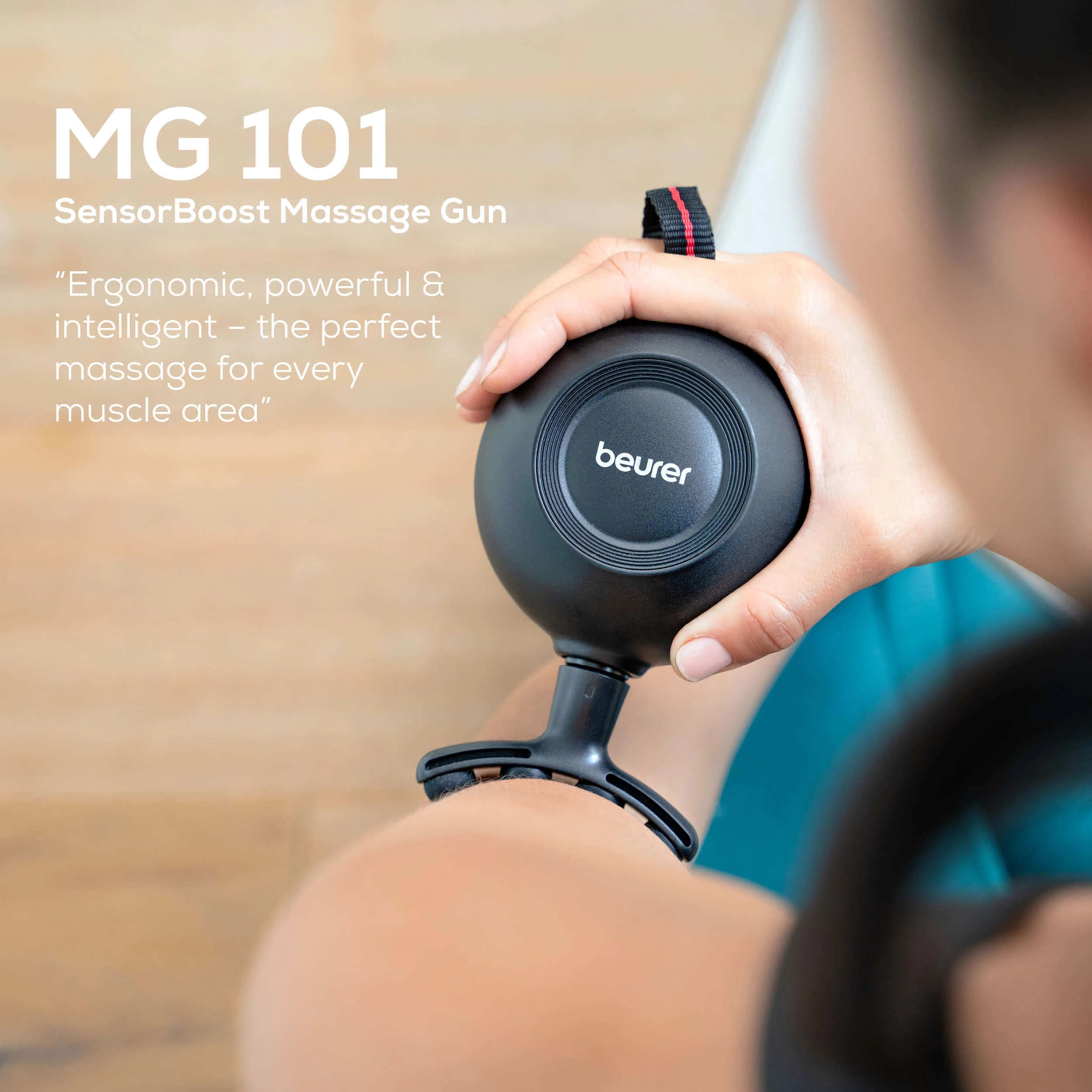 Eine Person hält eine schwarze Massagepistole über einem Arm. Text: MG 101, SensorBoost Massage Gun und Beurer-Logo.