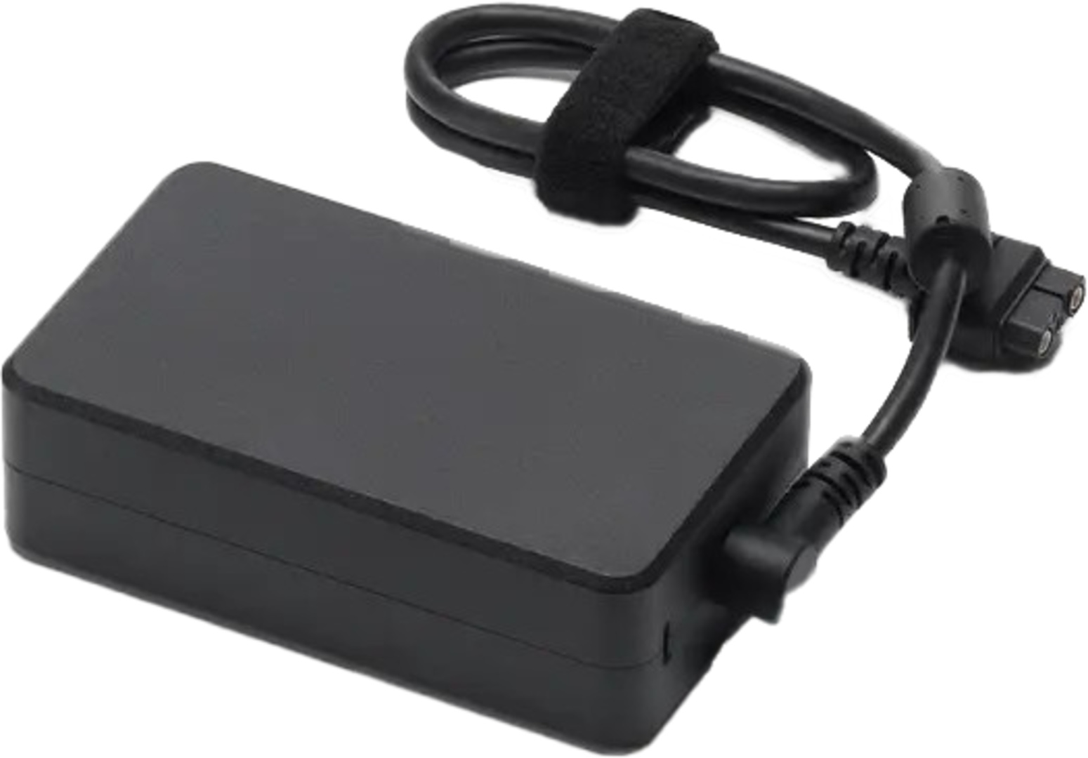 Schwarzes Laptop-Netzteil mit angeschlossenem Kabel und Stecker. Ein Klettverschluss sichert das Kabel.