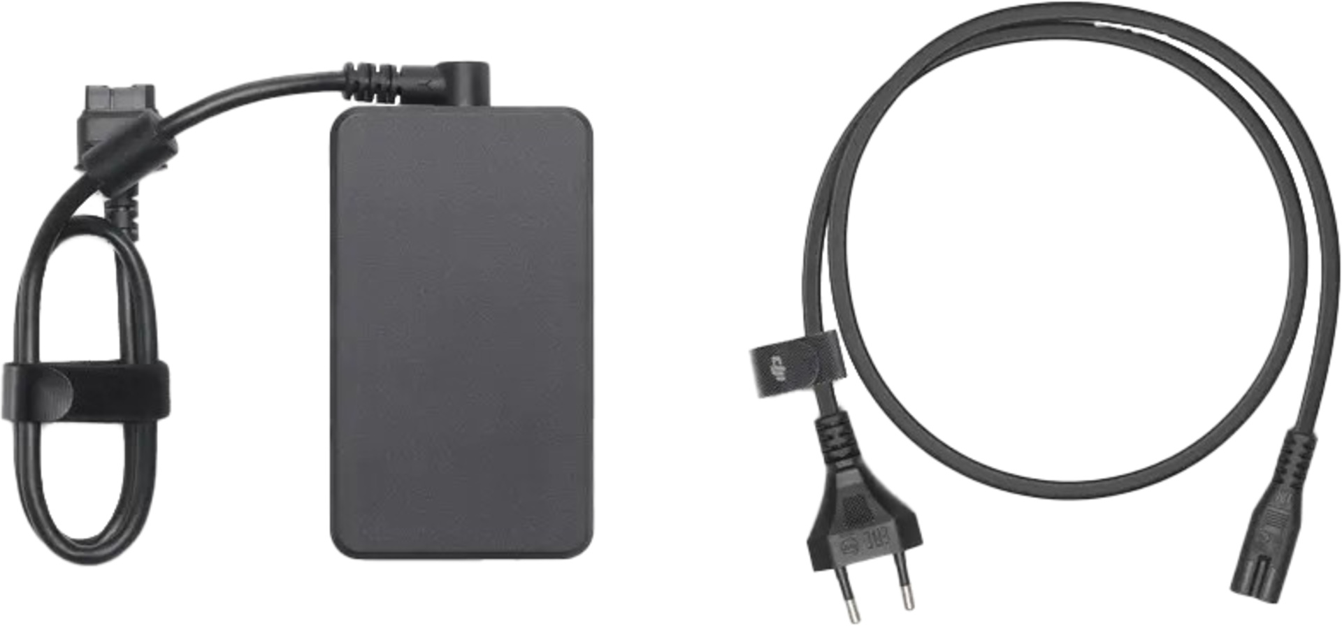 Schwarzes Drohnenladegerät mit Stromkabel und Stecker. Das Ladegerät hat einen rechteckigen Körper. Das Kabel ist geschlungen.
