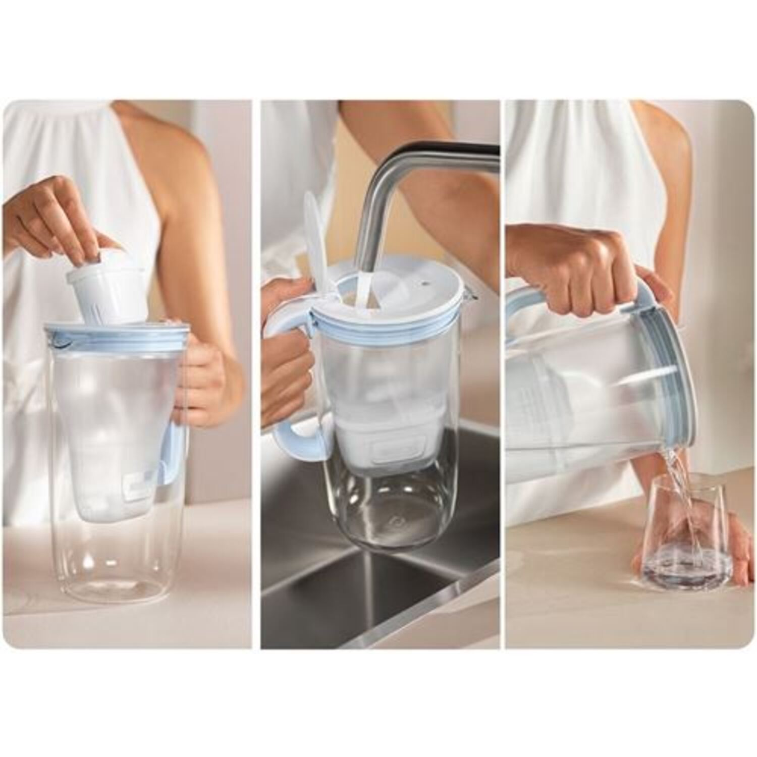 Een persoon monteert en gebruikt een waterfilterkan. De kan is transparant en er wordt water in een glas gegoten.