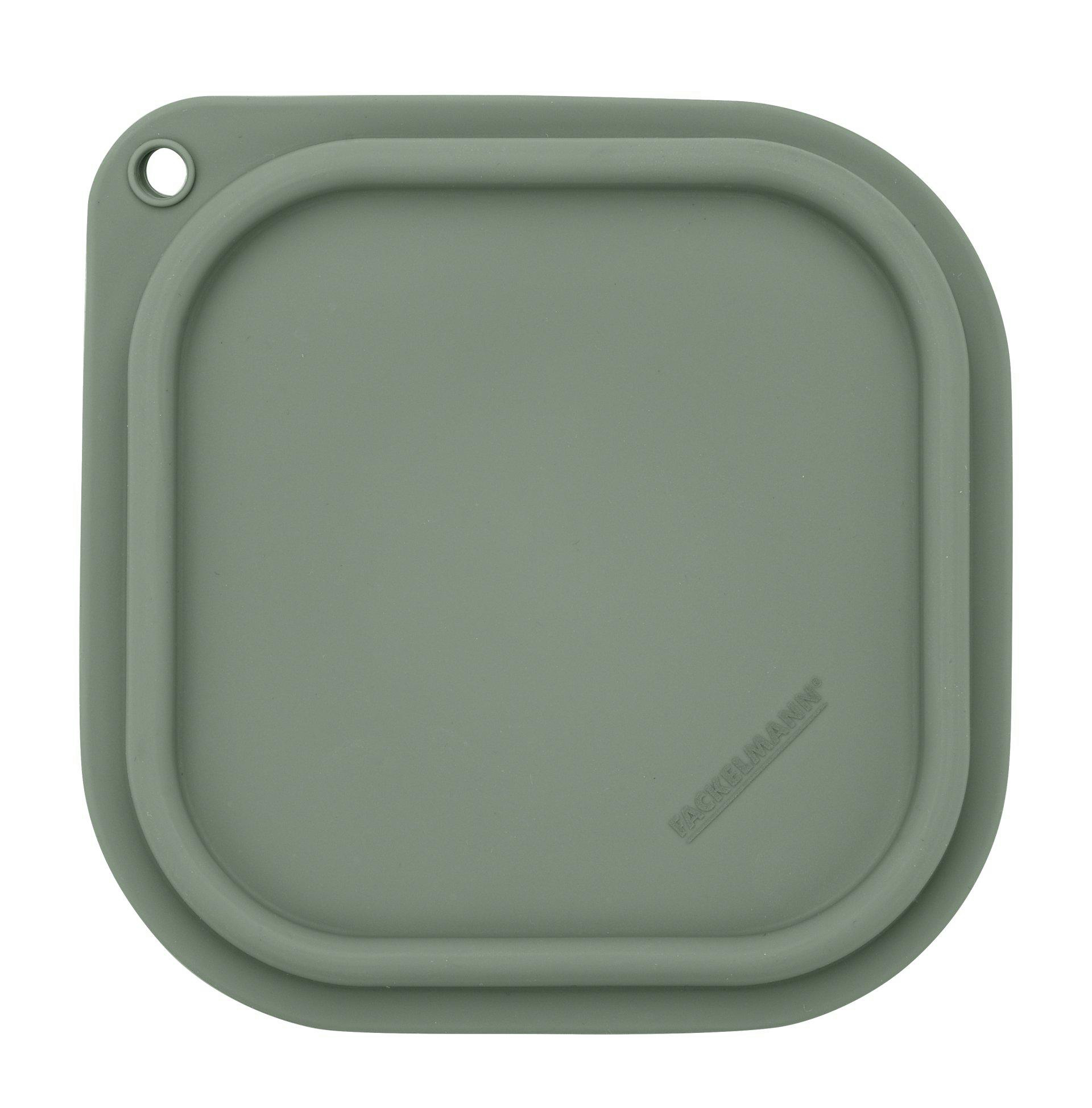 Ein grüner Silikondeckel mit quadratischer Form und abgerundeten Ecken. Er hat ein kleines Loch und der Markenname ist sichtbar.