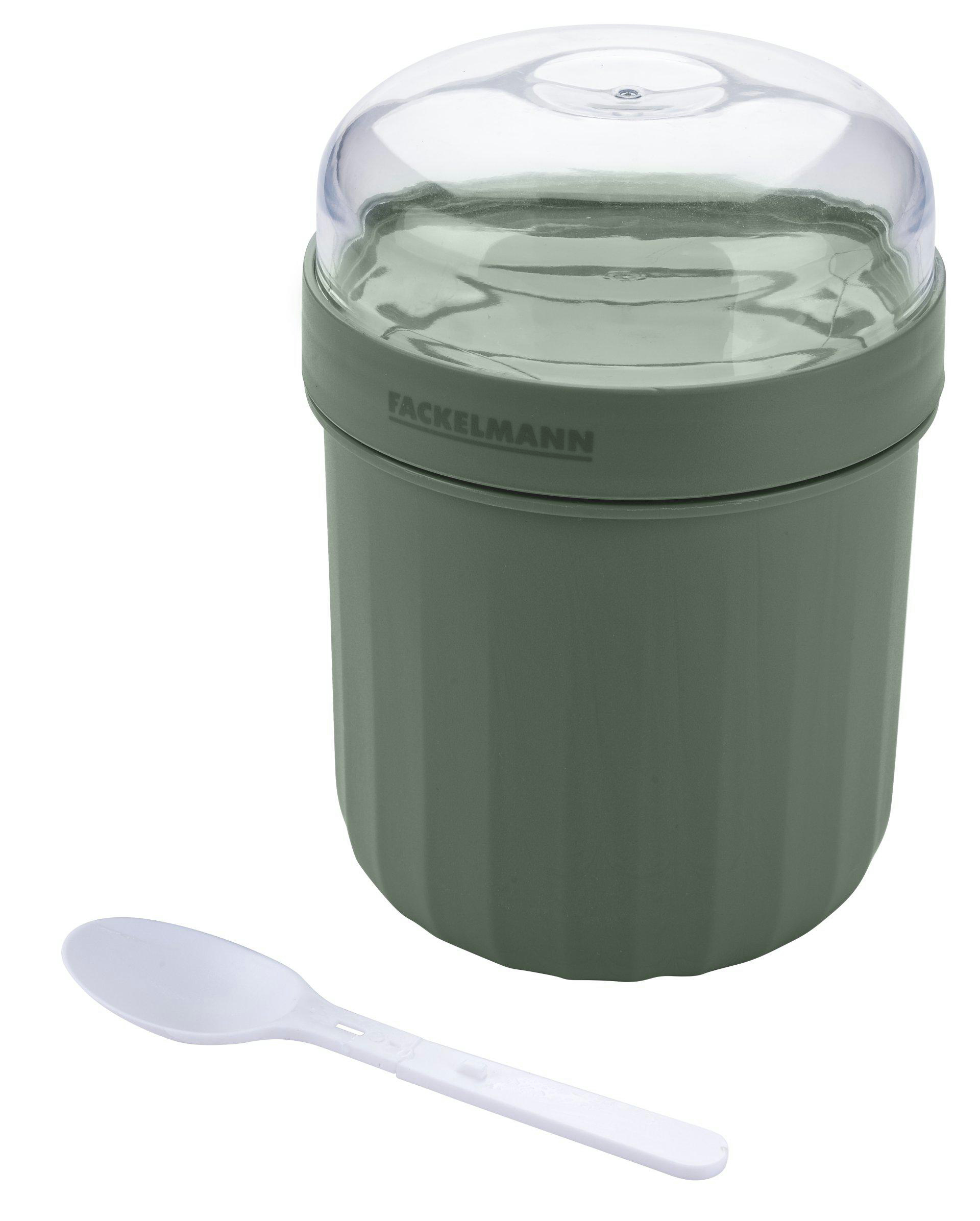 Ein grüner Behälter mit transparentem Deckel und ein weißer Löffel auf weißem Hintergrund. Der Behälter hat das Wort FACKELMANN.
