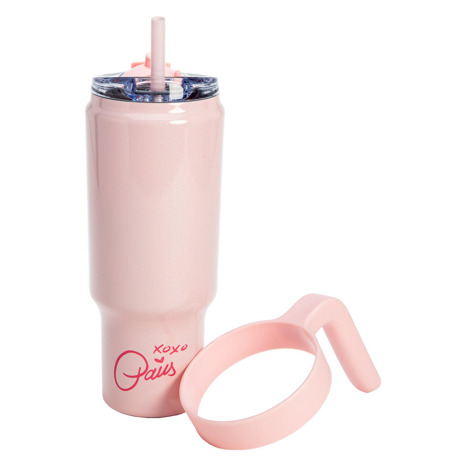 Ein rosa Becher mit Strohhalm, Deckel und Griff. Auf dem Becher steht das Wort "Paws".