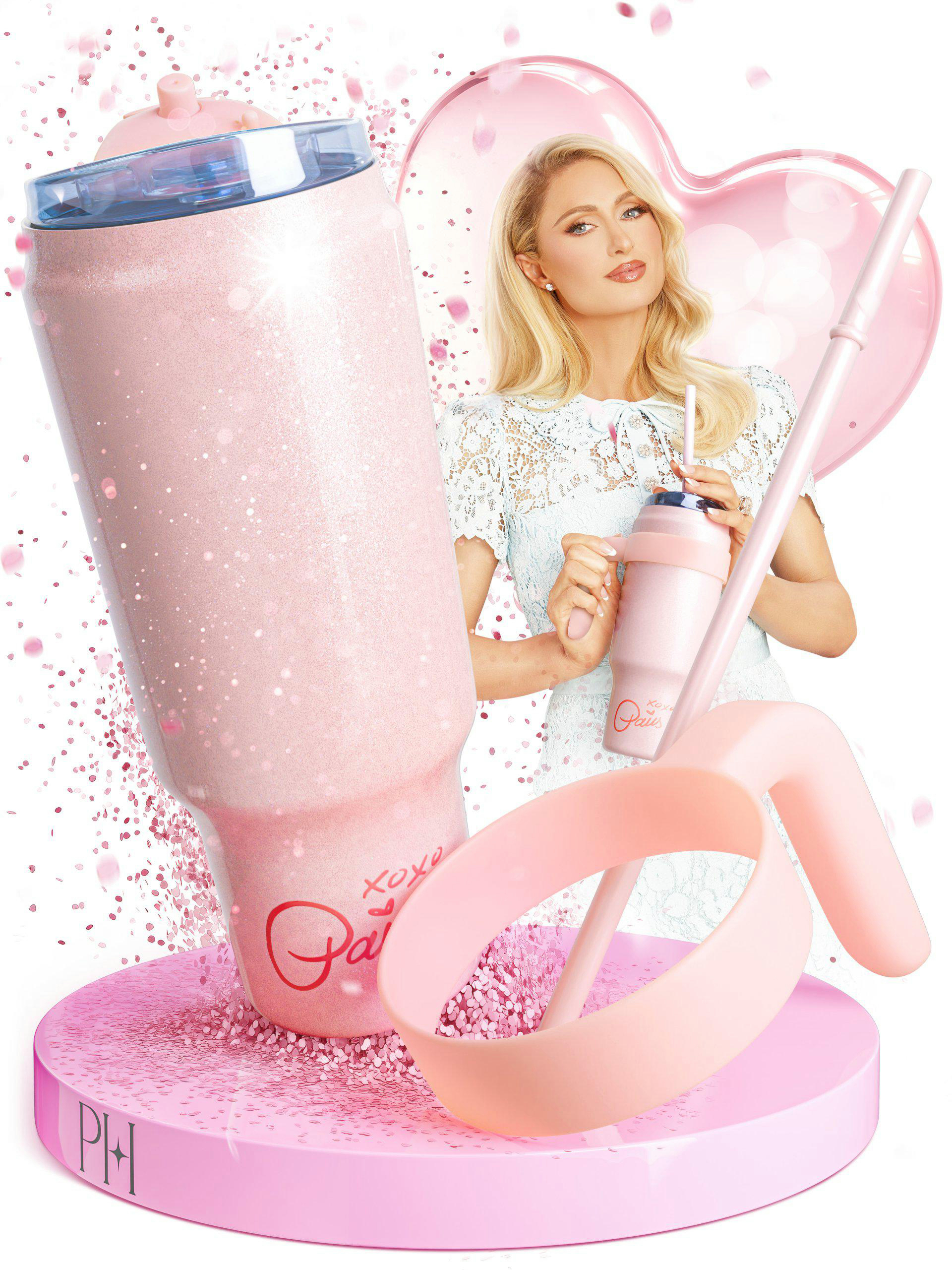 Paris Hilton mit rosa Glitzerbechern, einem Herzen und einem Rührstab. Rosa Konfetti umgibt die Objekte.