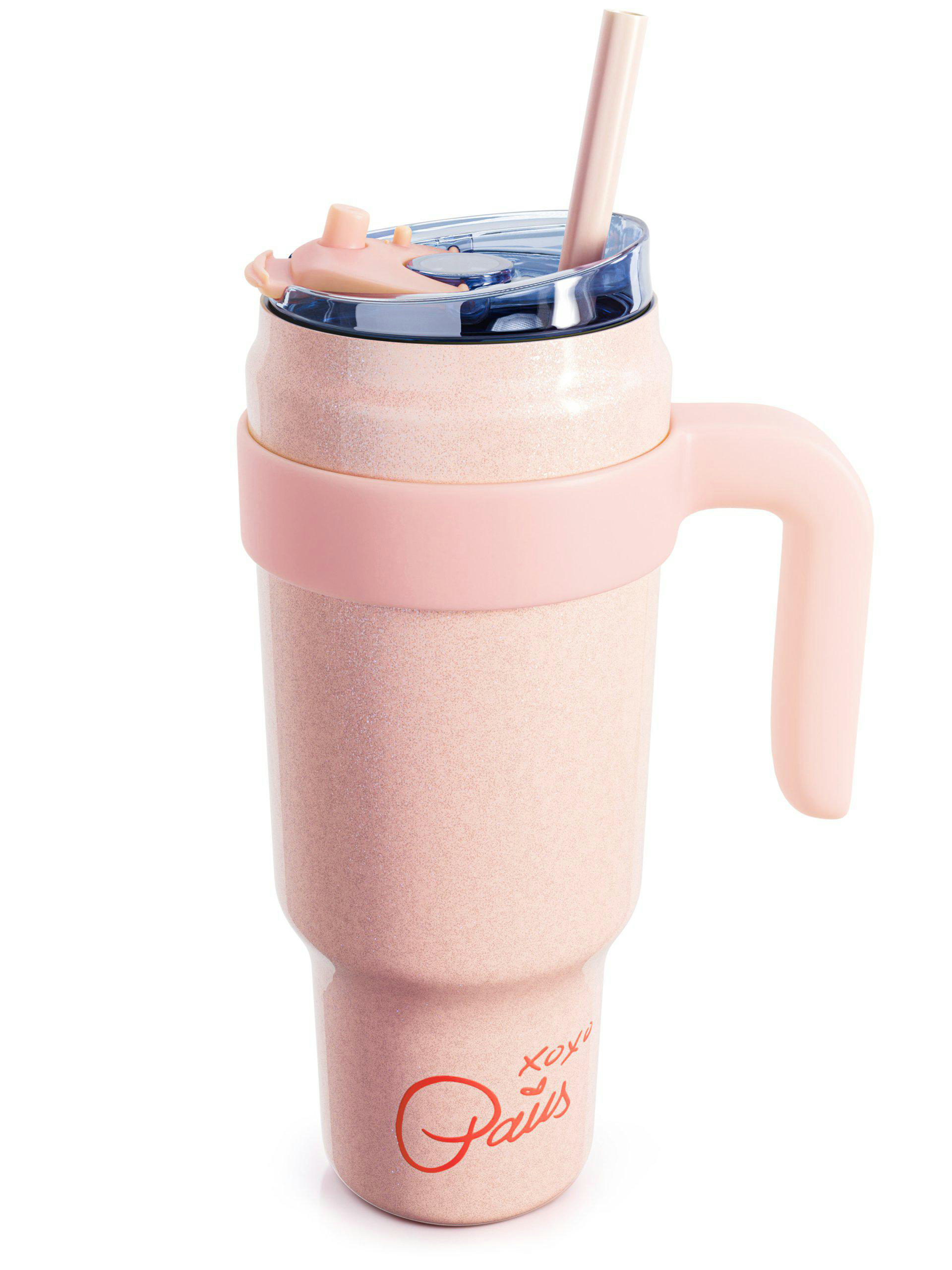 Ein rosa Becher mit Griff, Deckel und Strohhalm. Der Becher hat die Aufschrift 'xoxo Paws'. Der Hintergrund ist weiß.