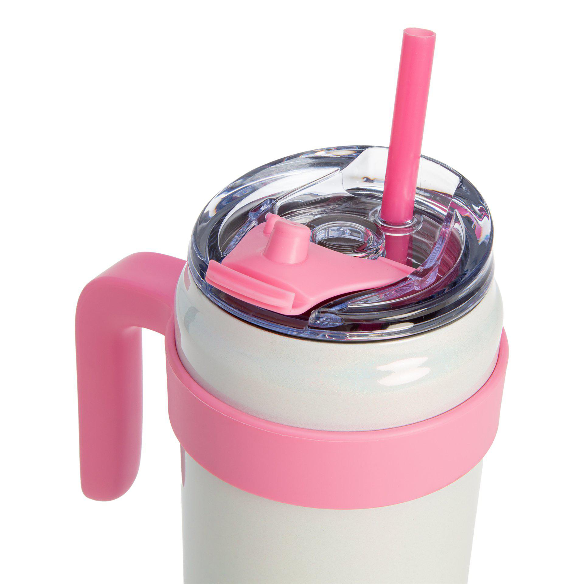Rosa-weißer isolierter Becher mit Strohhalm, Griff und Deckel. Der Deckel hat einen rosa Schieber.