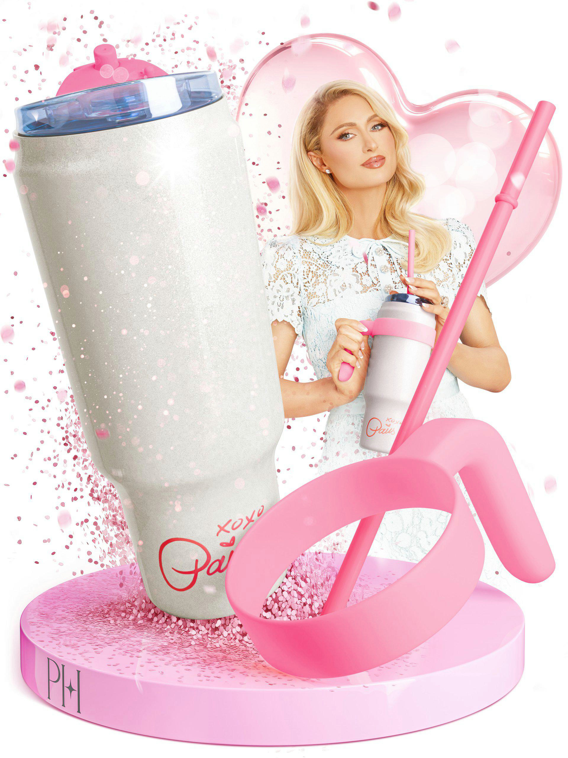 Paris Hilton mit pinkem Herz und Glitzer, hält einen rosa Strohhalm. Es gibt einen großen und einen kleinen Becher.