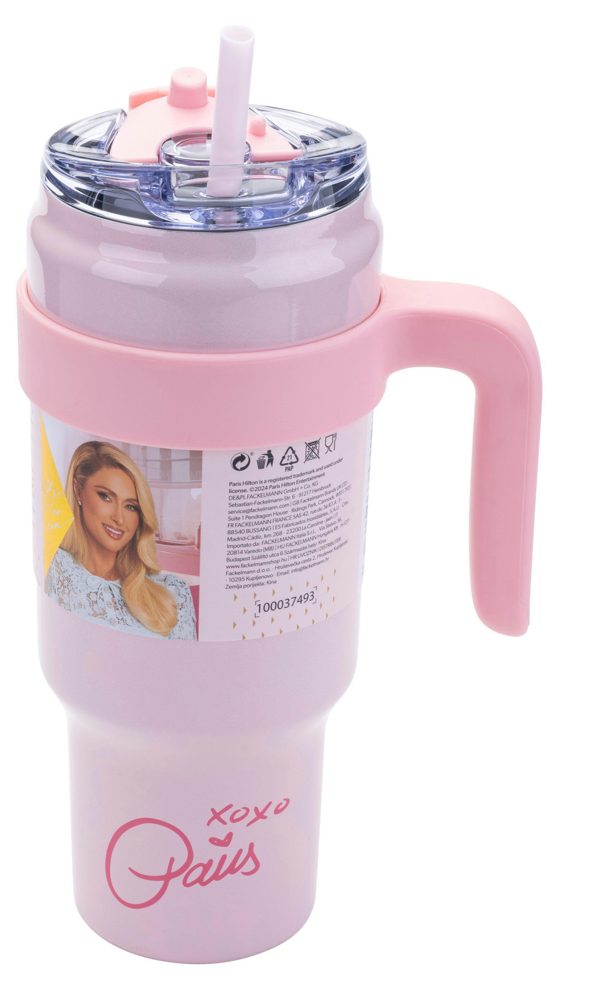 Rosa Paris Hilton Becher mit Griff, Deckel und Strohhalm. Mit Logo und Text auf der Seite. Produktdetails sind gedruckt.