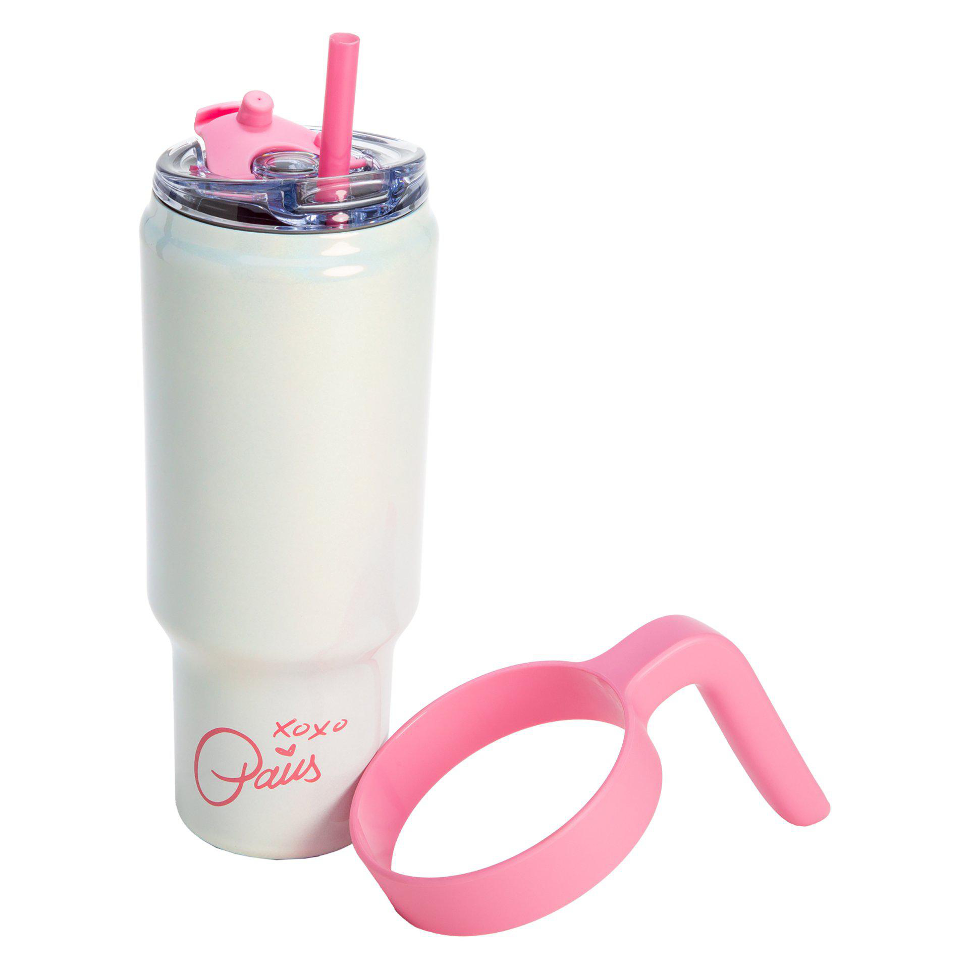 Ein weißer Becher mit rosa Deckel und Strohhalm, einem rosa Griff und den Worten 'XOXO Paws'.