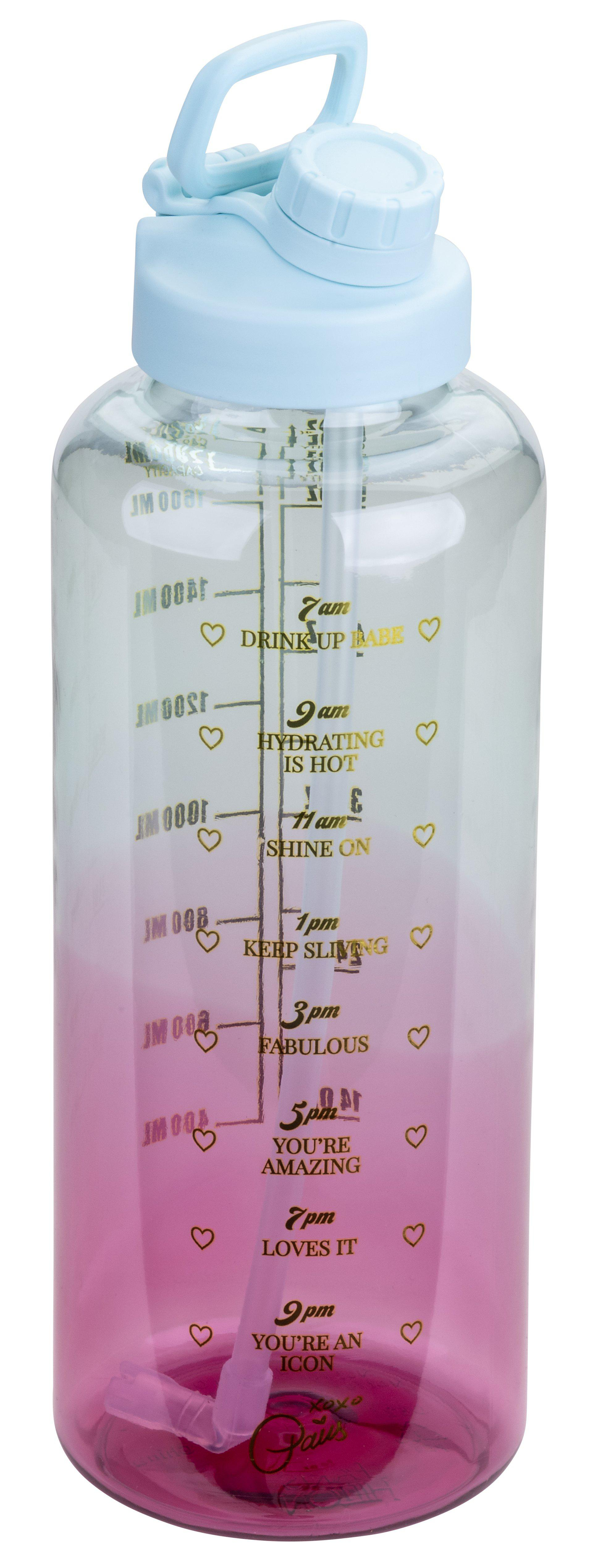 Transparente Wasserflasche mit blauem Deckel und Griff. Sie hat einen rosa Farbverlauf mit motivierenden Zitaten in Gold.