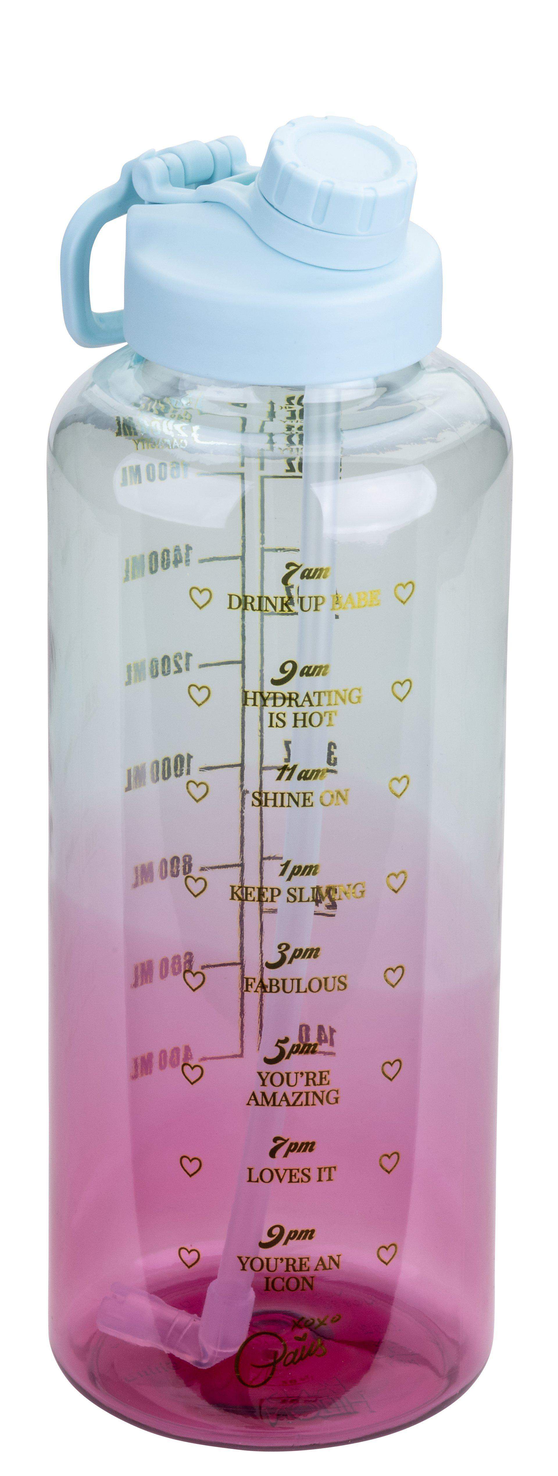 Eine transparente Wasserflasche mit einem rosa und klaren Farbverlauf. Sie hat einen blauen Deckel und Griff. Text und Herzen sind aufgedruckt.