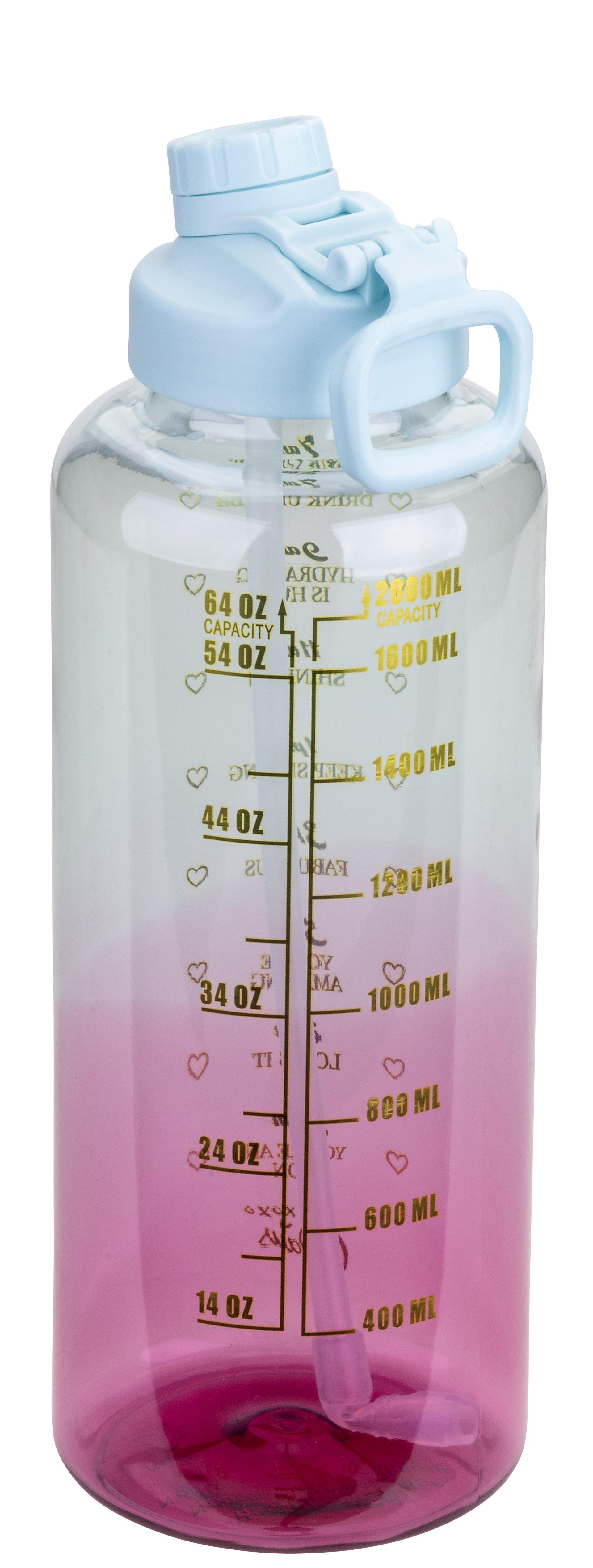Eine große, durchsichtige Wasserflasche mit hellblauem Deckel und rosa Flüssigkeit. Sie hat Messmarkierungen in Unzen und Millilitern.