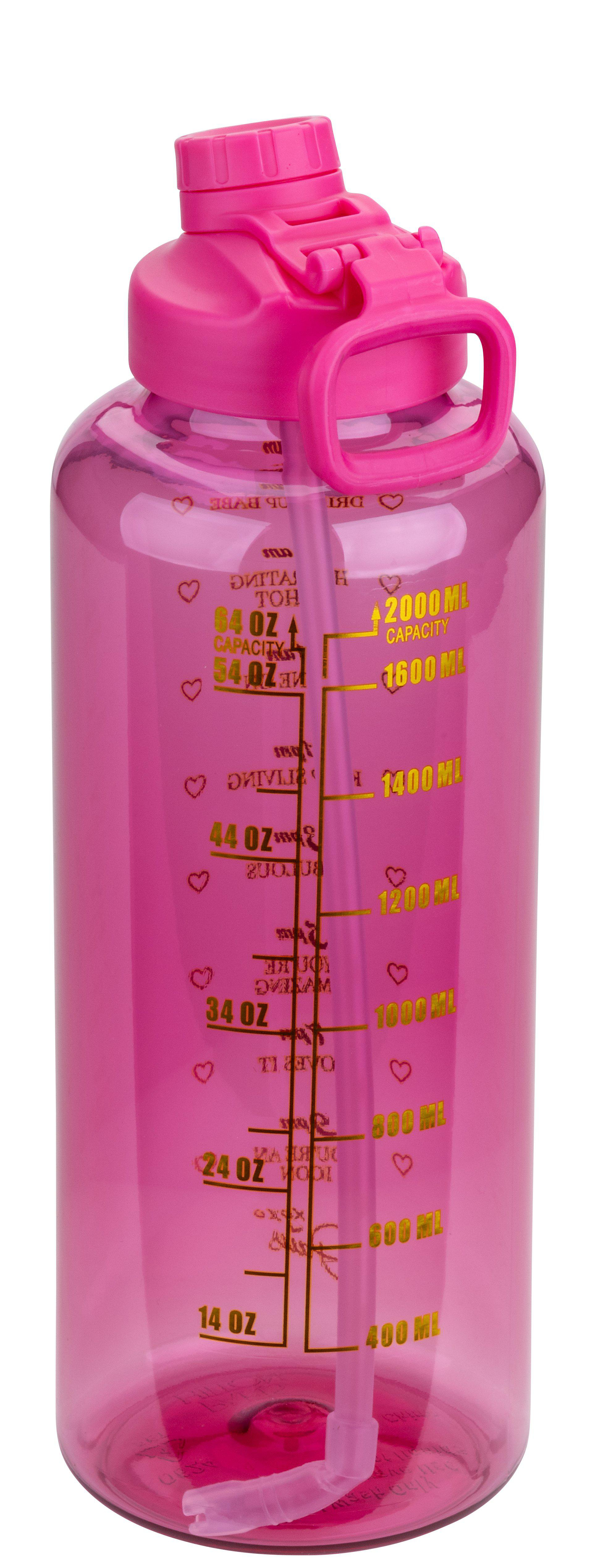 Eine rosa Wasserflasche mit Strohhalm, Messungen und rosa Deckel. Die Flasche hat einen transparenten Körper und goldene Messbeschriftungen.