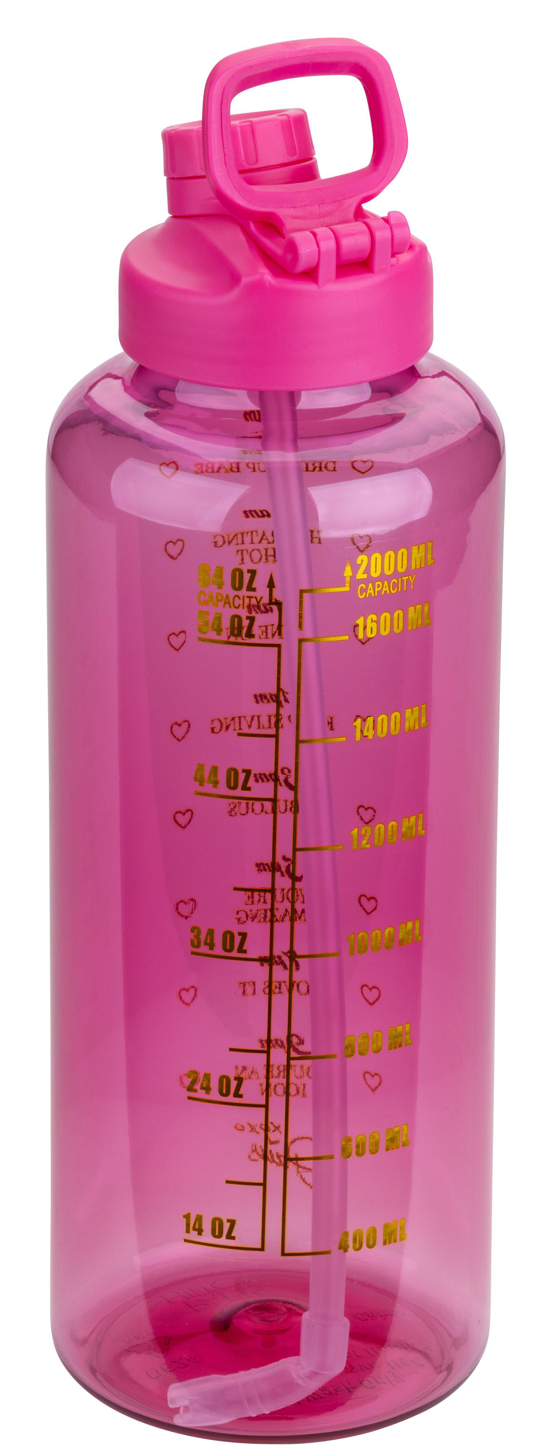 Eine rosa Wasserflasche mit Henkel. Sie hat Messmarkierungen und einen Strohhalm. Der Hintergrund ist weiß.