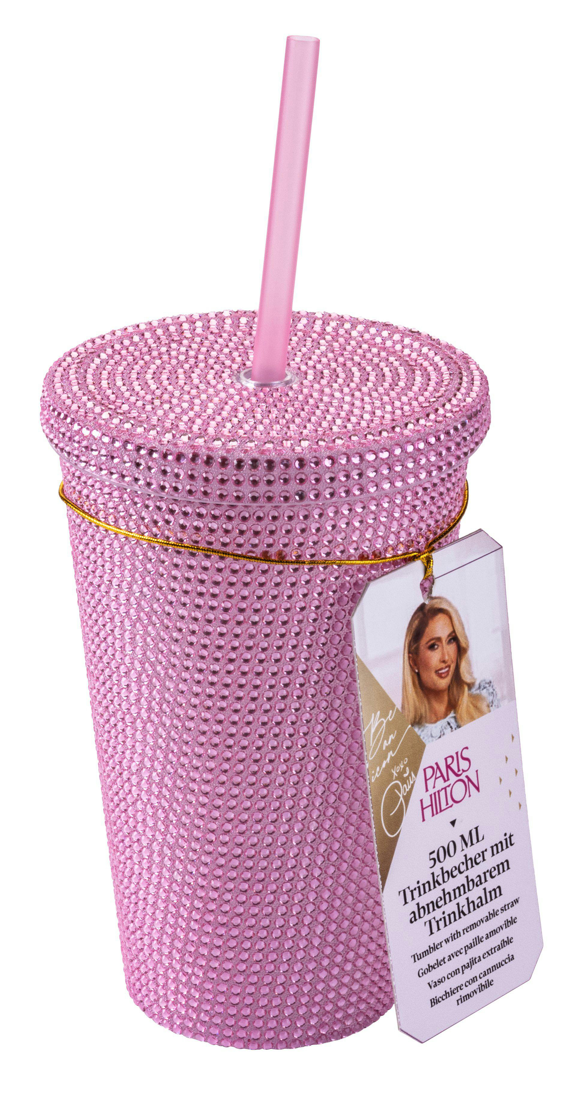Rosa Strass-Becher mit Strohhalm. Paris Hilton-Etikett angebracht. Goldener Rand. Weißer Hintergrund.