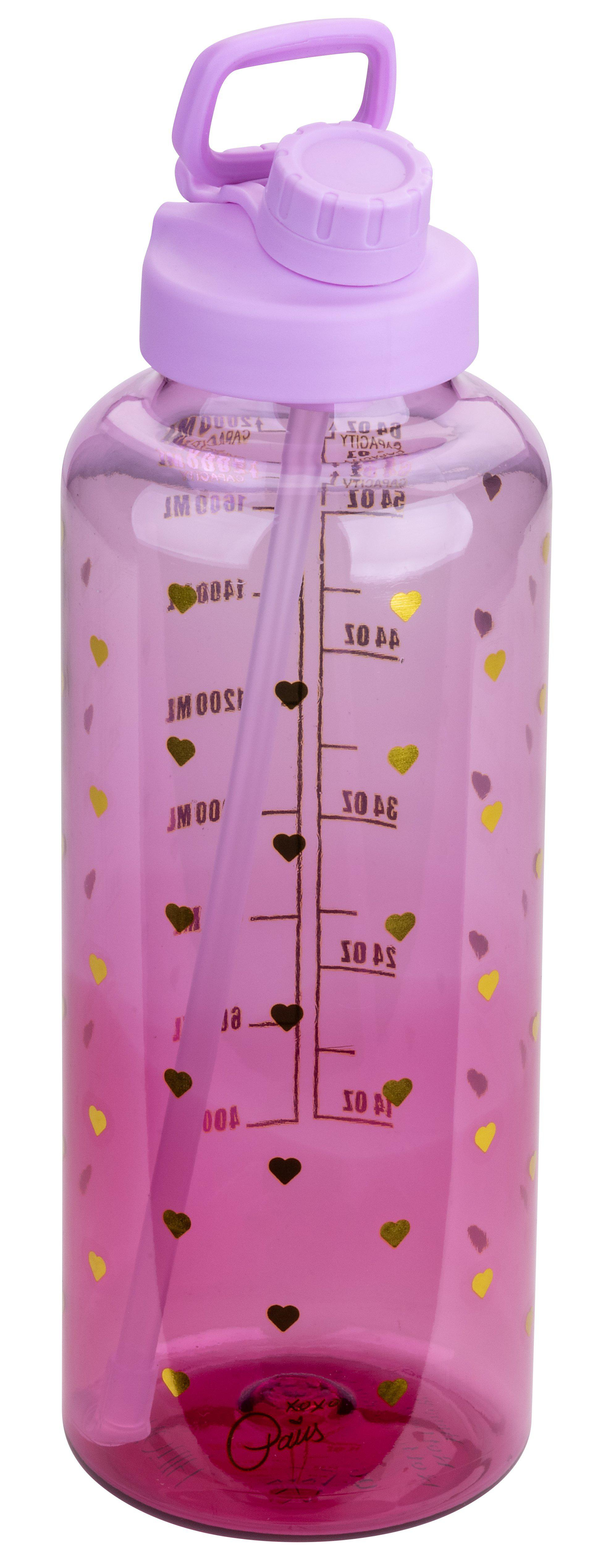 Rosa Wasserflasche mit lila Deckel und Griff. Sie hat einen Strohhalm und goldene Herzen. Messmarkierungen sind sichtbar.