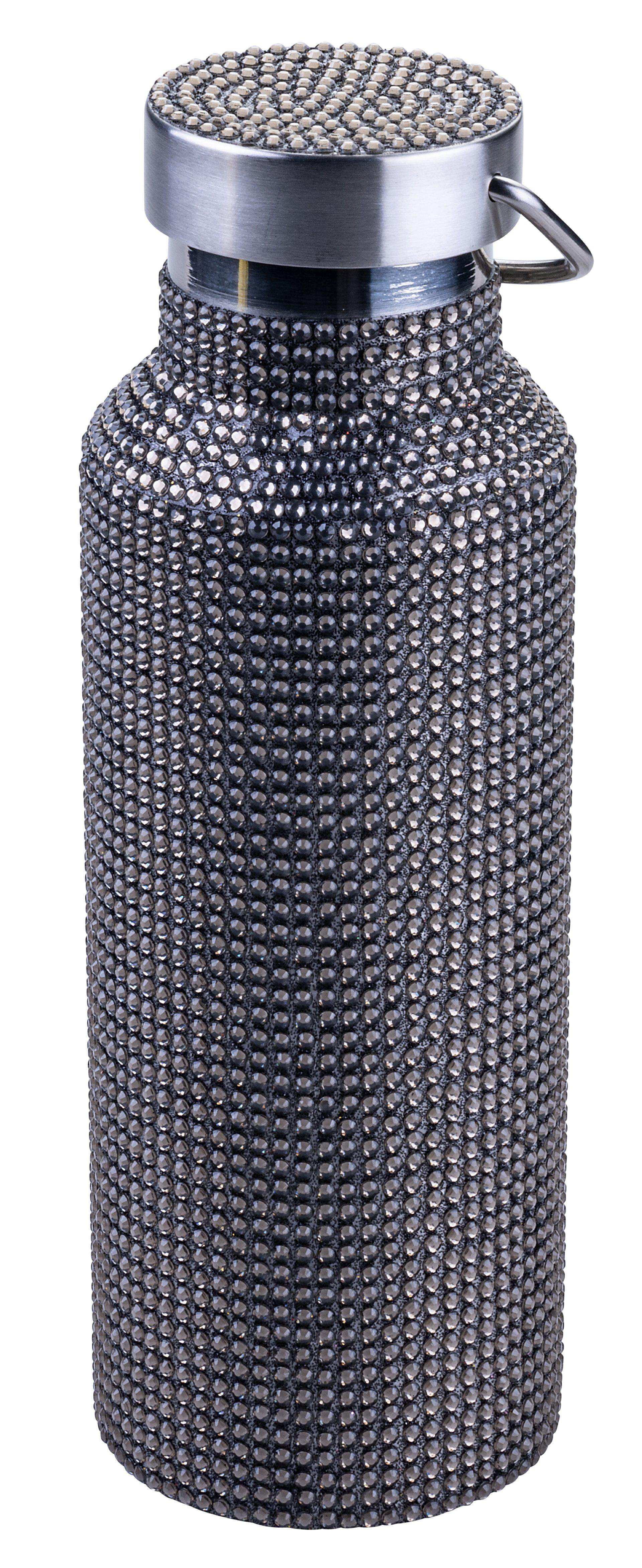 Eine silberne Wasserflasche, bedeckt mit kleinen, dunkelgrauen Kristallen. Sie hat einen metallischen Deckel und Griff, vor weißem Hintergrund.