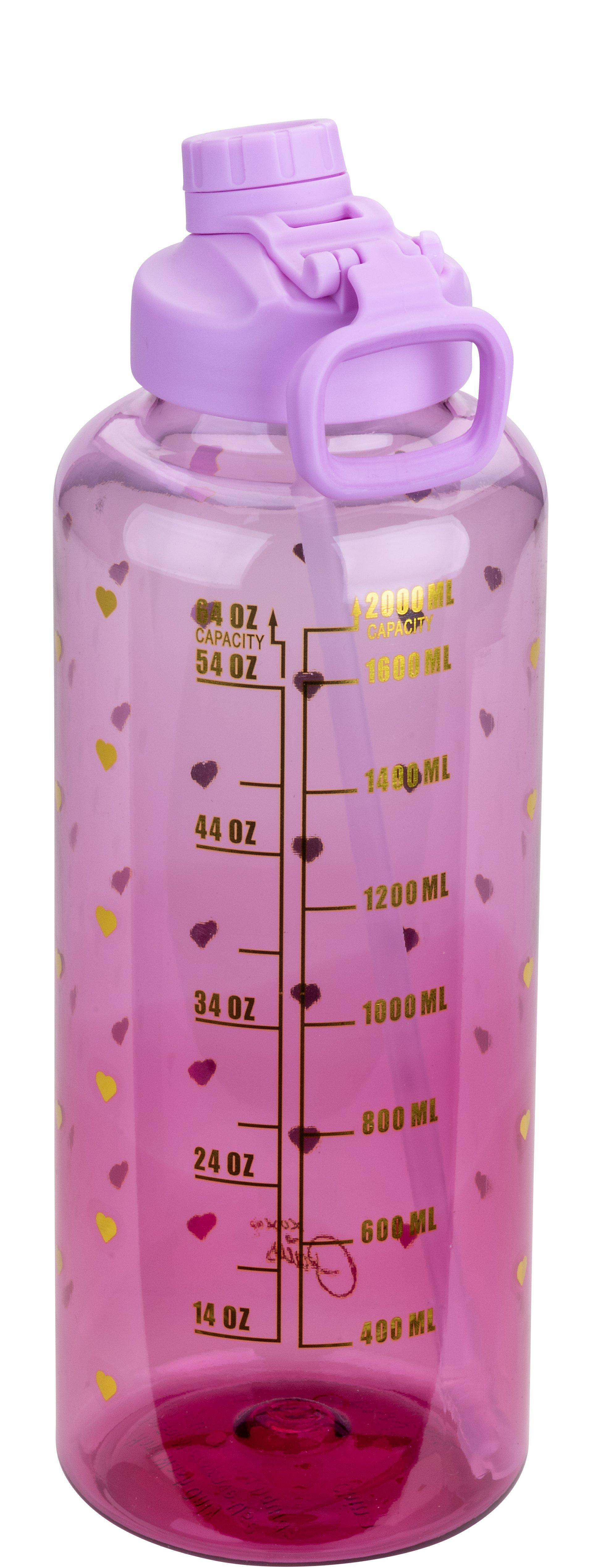 Eine rosa Wasserflasche mit lila Deckel und Griff. Sie hat Messmarkierungen mit herzförmigen Verzierungen.