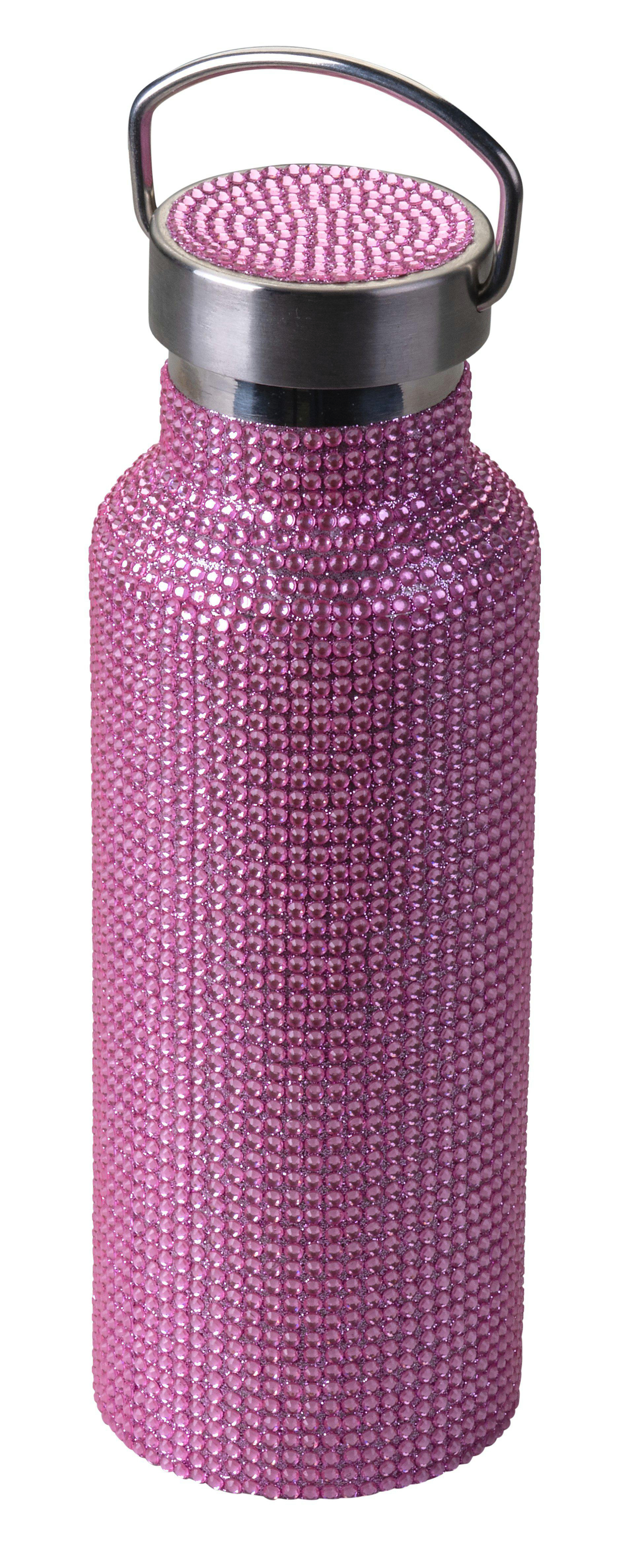 Eine rosa, mit Juwelen besetzte Wasserflasche mit silbernem Griff und Deckel. Die Flasche ist zylindrisch und steht auf weißem Grund.