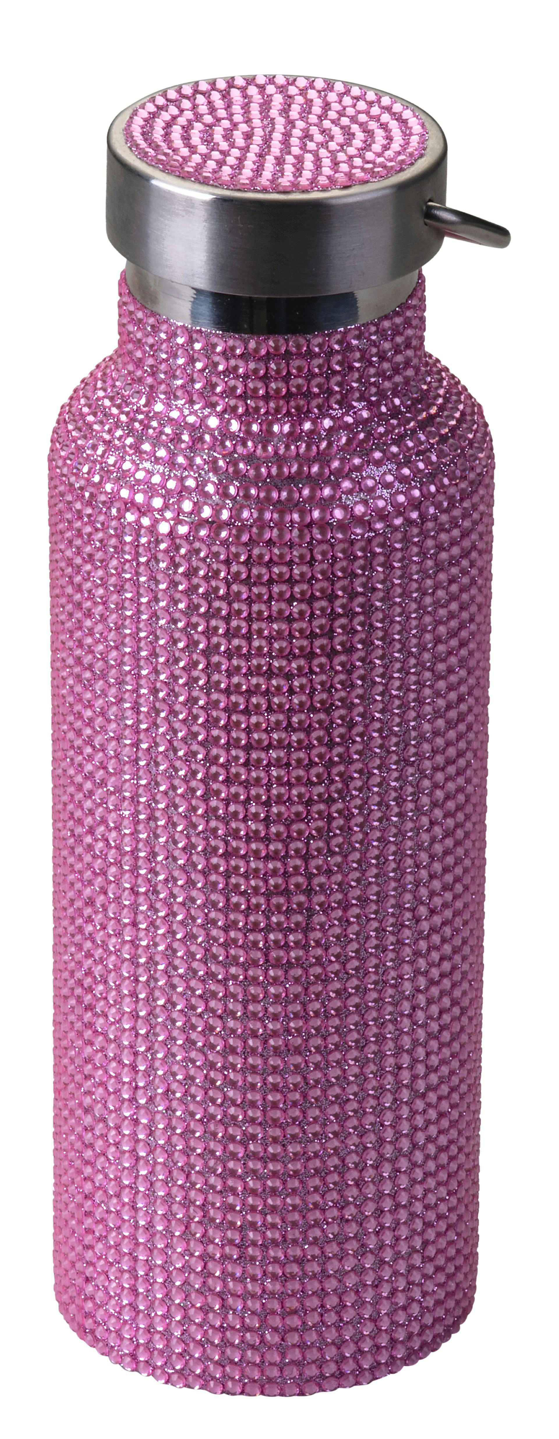 Eine rosa, mit Strasssteinen besetzte Wasserflasche. Die Flasche ist mit kleinen, rosa Strasssteinen bedeckt. Sie hat einen silbernen Deckel und einen Griff.