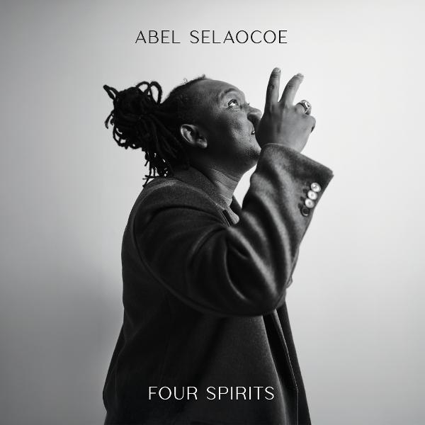 Porträt von Abel Selaocoe, der nach oben blickt und die Finger hebt. Text lautet 'Abel Selaocoe' und 'Four Spirits'.