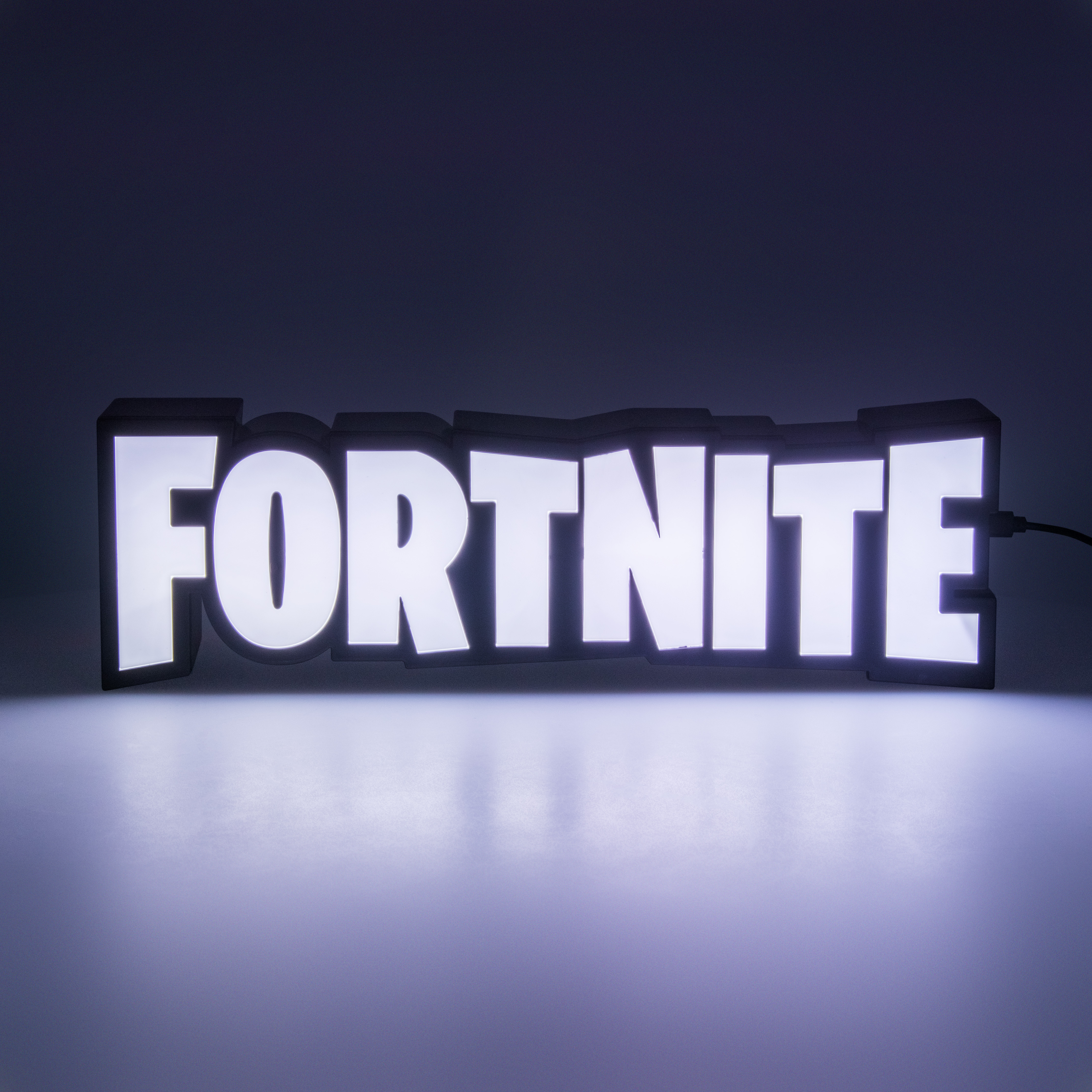 Ein beleuchtetes "FORTNITE"-Schild vor einem dunkelvioletten Hintergrund. Die Buchstaben leuchten weiß. Ein Stromkabel ist zu sehen.