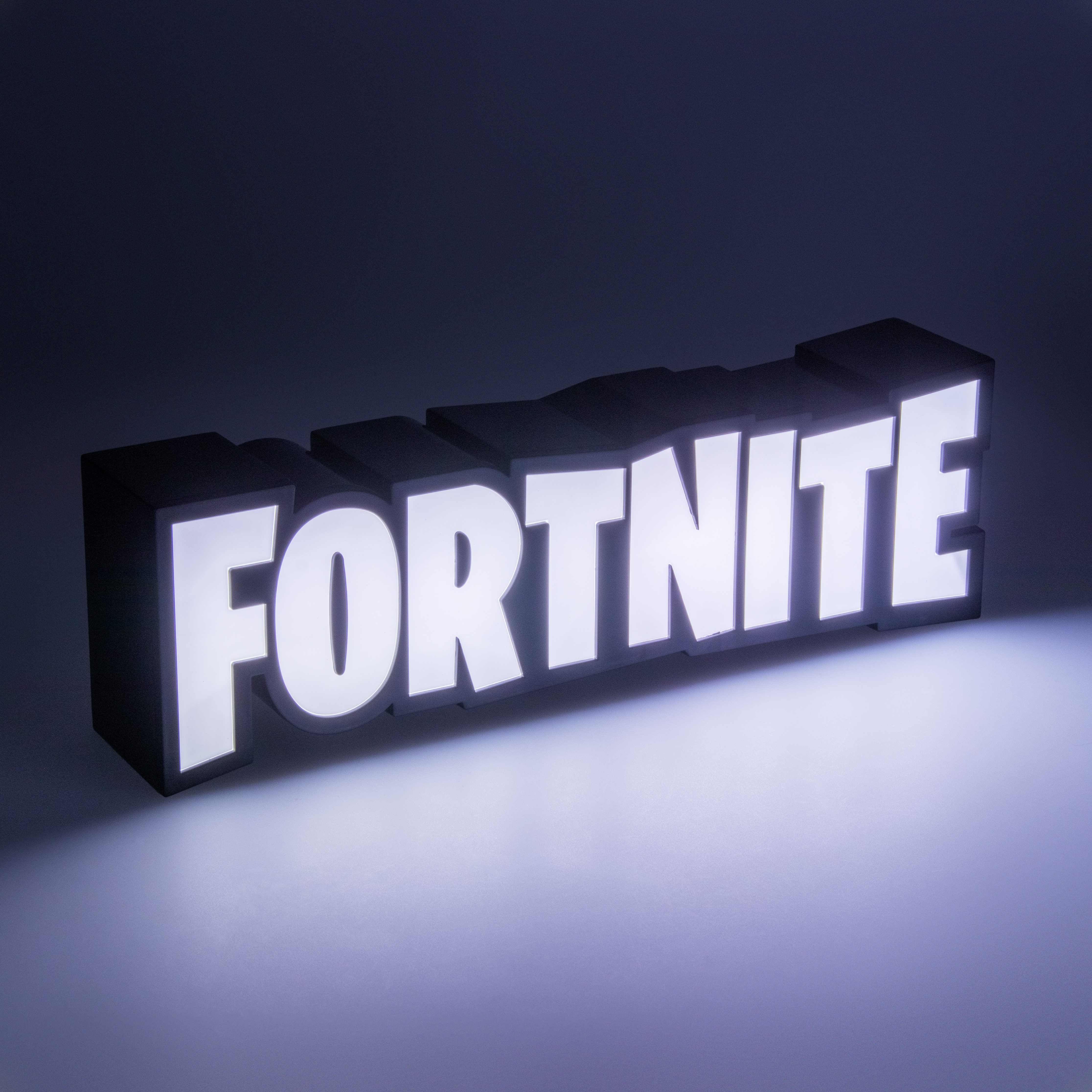 Beleuchtetes Fortnite-Schild mit weißen Buchstaben und schwarzem Rand. Der Hintergrund ist ein Farbverlauf von Dunkelblau zu Hellblau.