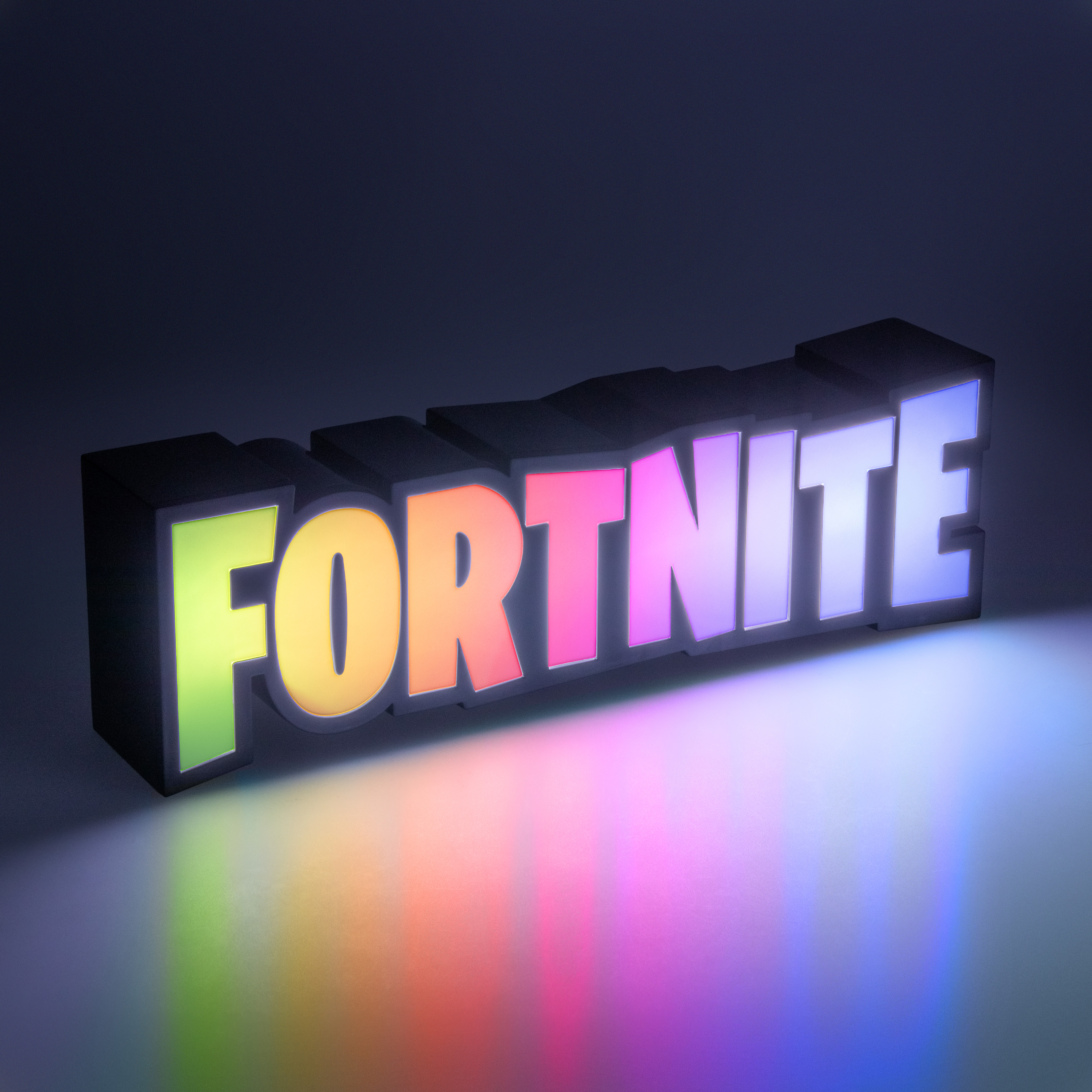 Das 3D-Fortnite-Logo leuchtet mit einem Farbverlauf von Grün bis Lila vor einem dunkelblauen Hintergrund mit Lichtreflexen.