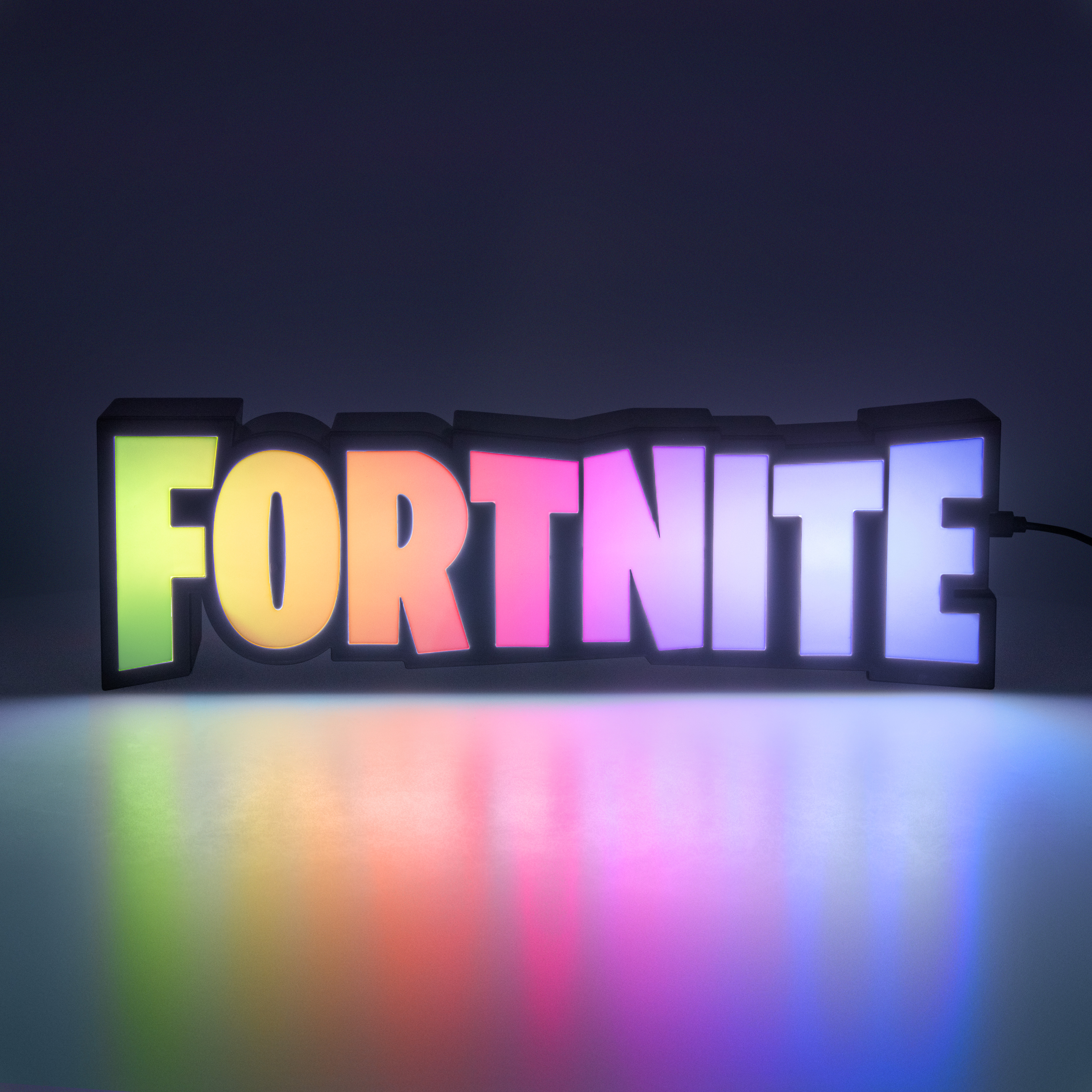 Aufleuchtendes Fortnite-Schild mit Farbverläufen. Der Hintergrund ist dunkelblau.